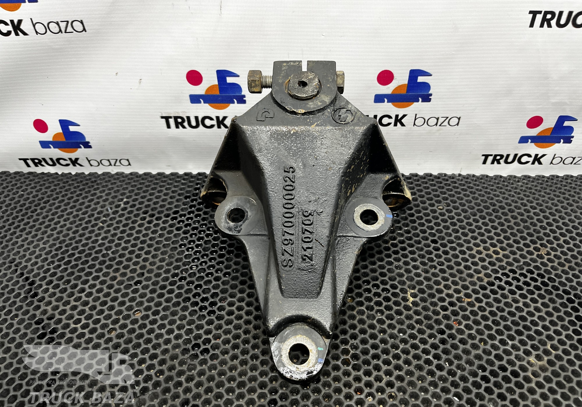SZ970000025 Кронштейн рессоры передней задний для Shacman X3000 (с 2014)