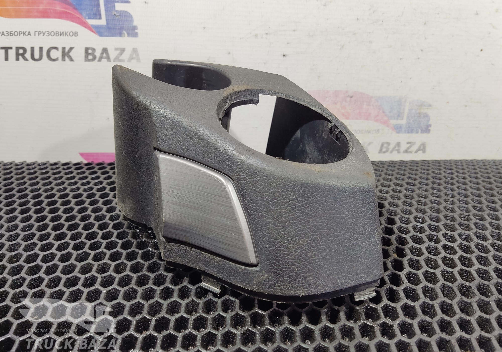 81626304154 Накладка декоративная правая для Man TGS