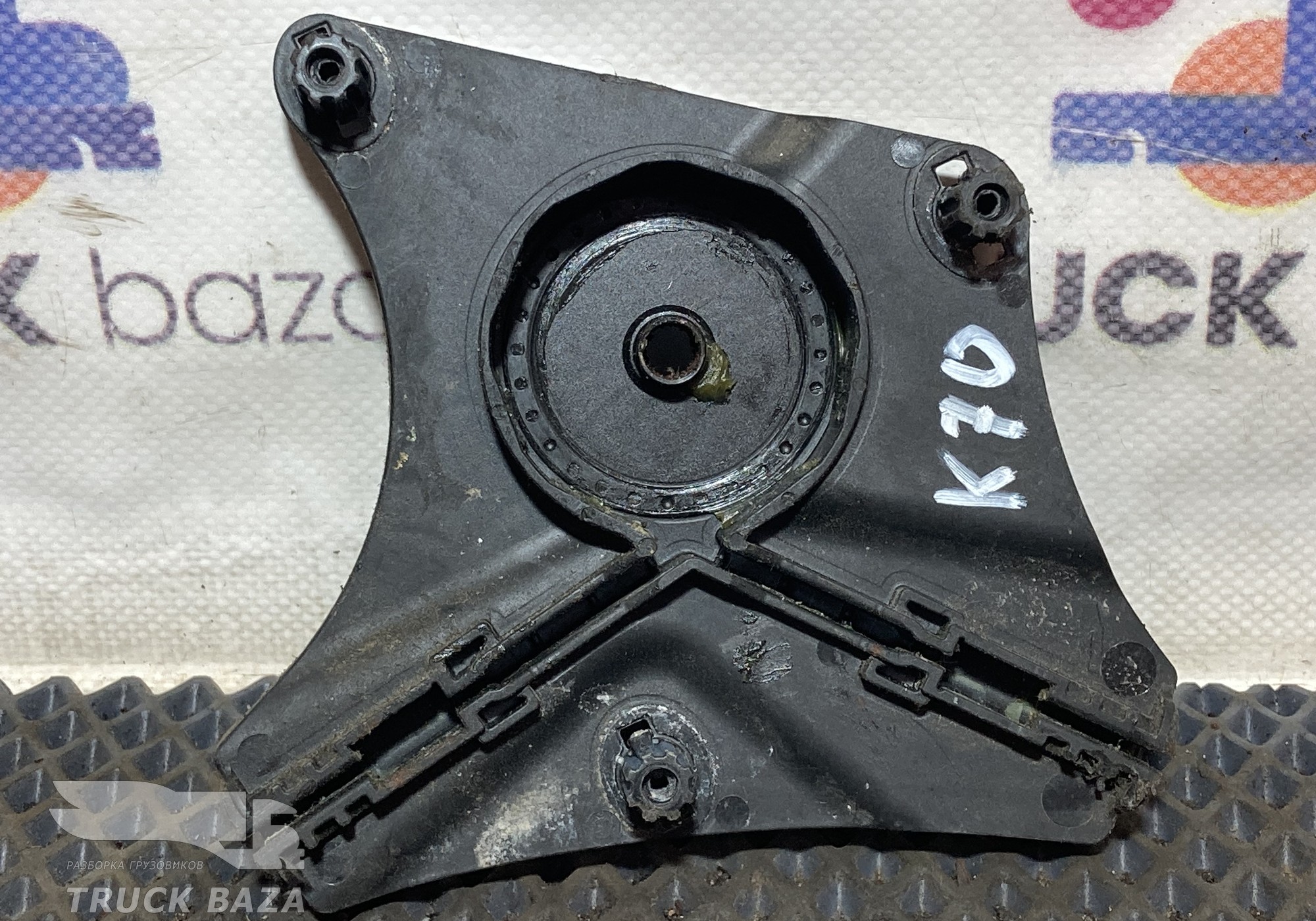 C46252100 Кронштейн стеклоподъемника