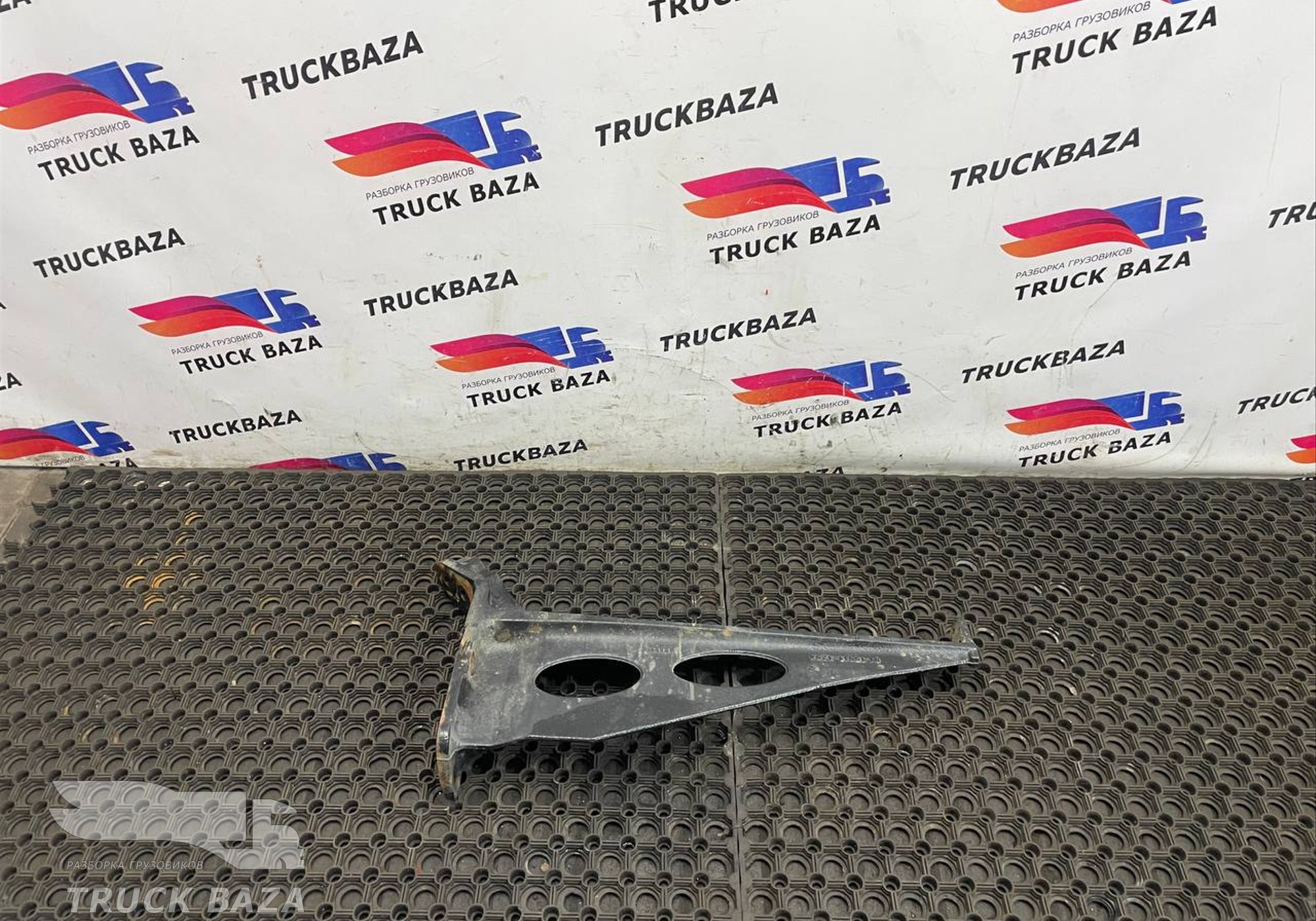 81155113254 Кронштейн бака AdBlue правый для Man TGX TG3 (с 2020)