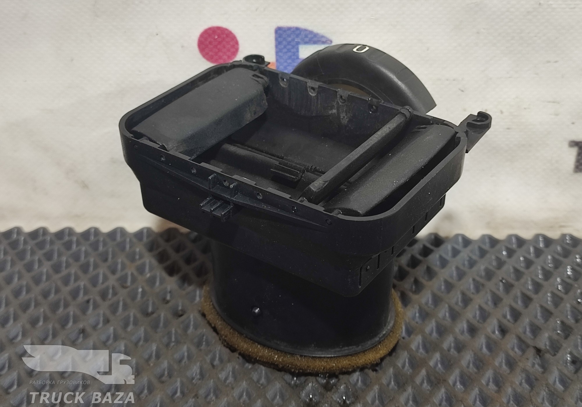 1440718 Дефлектор воздушный