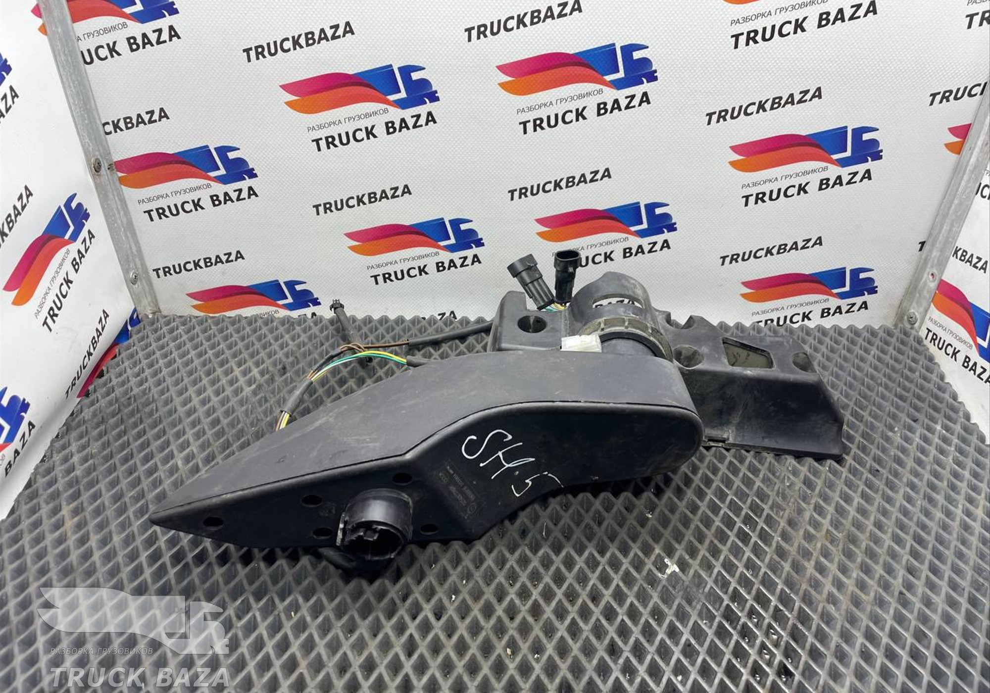 DZ14251770081 Накладка кронштейна зеркала правого для Shacman X3000 (с 2014)