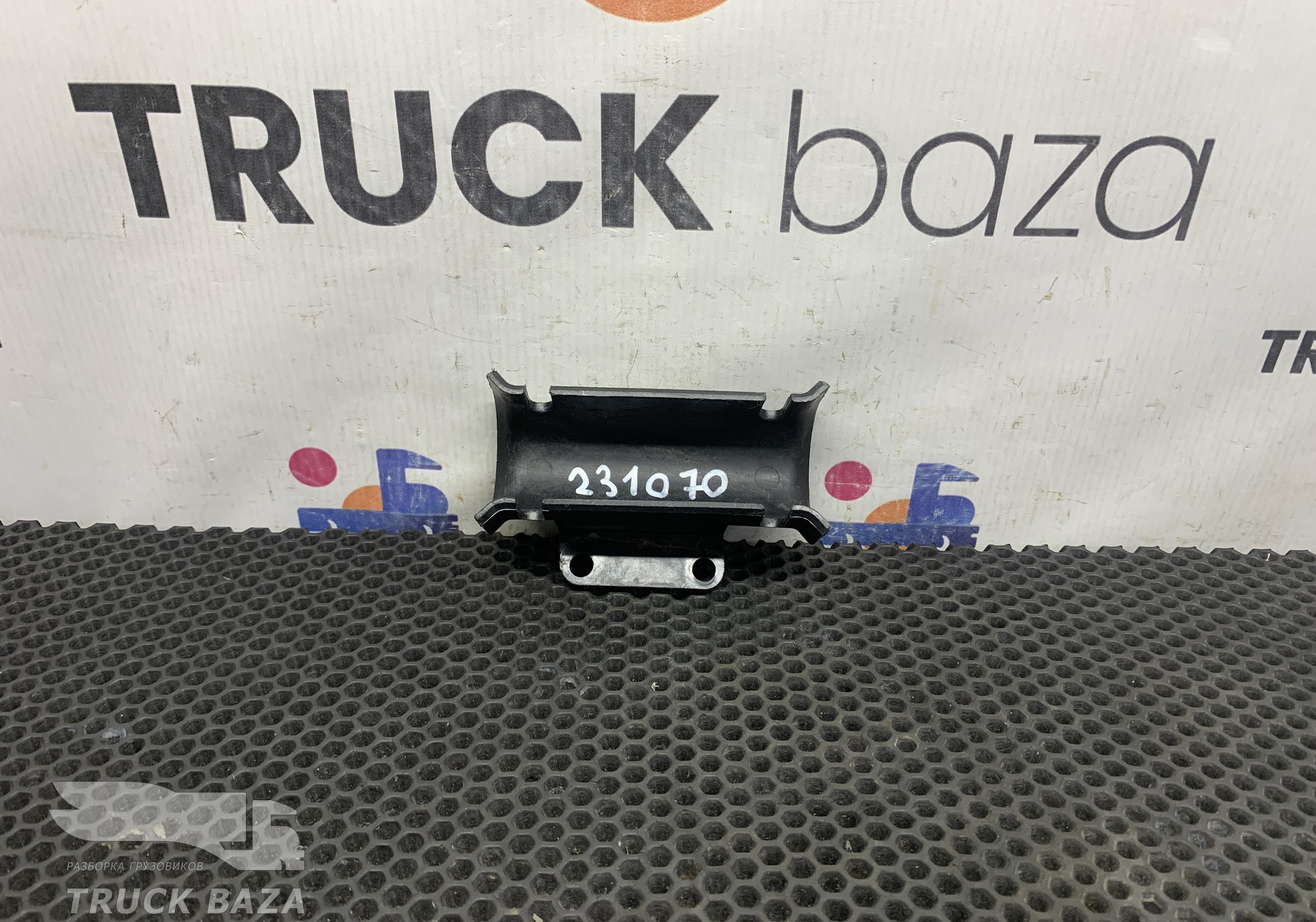 81517100845 Кронштейн маслозаливной горловины для Shacman F3000 (с 2009)