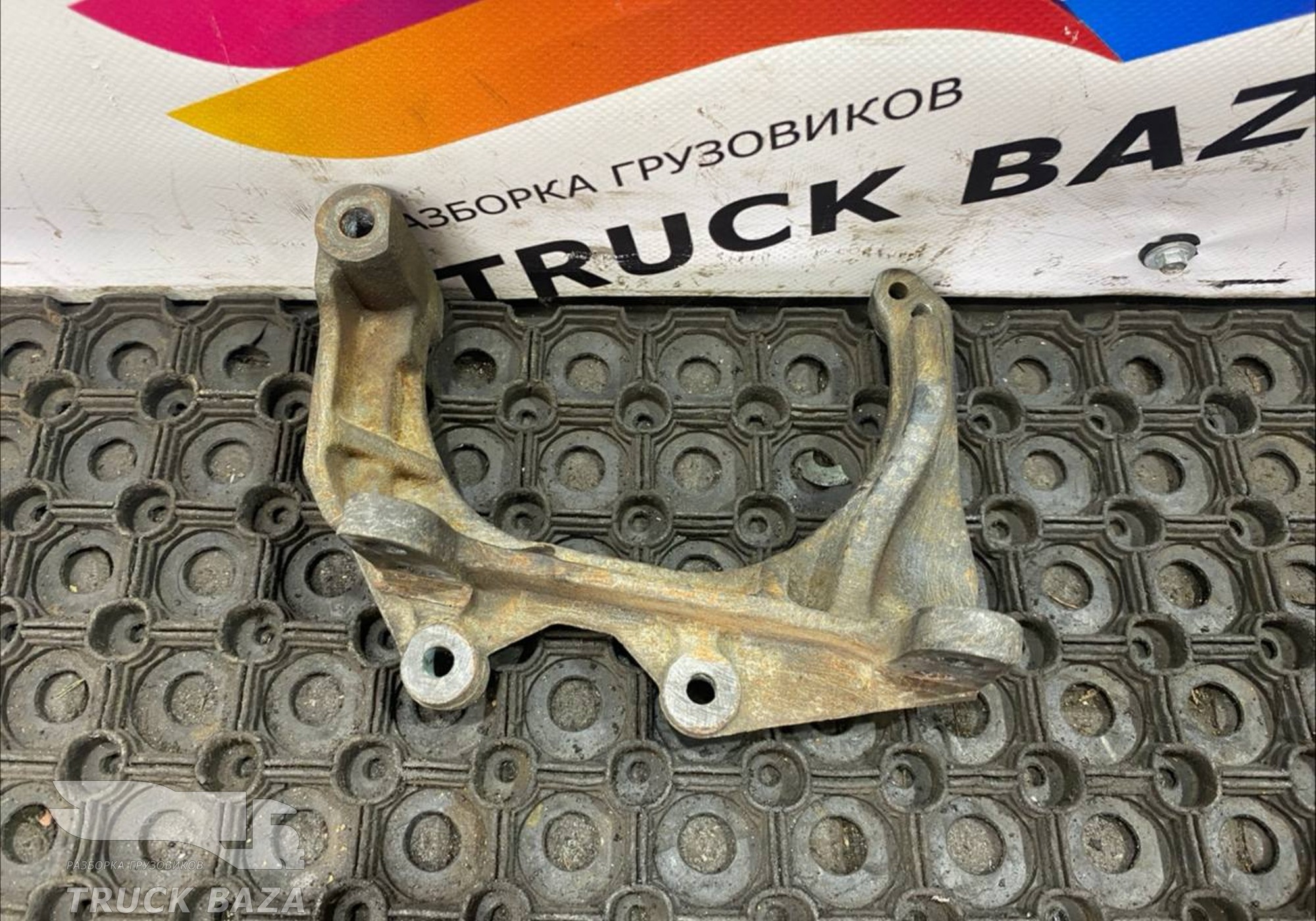 5010550116 Кронштейн генератора для Renault
