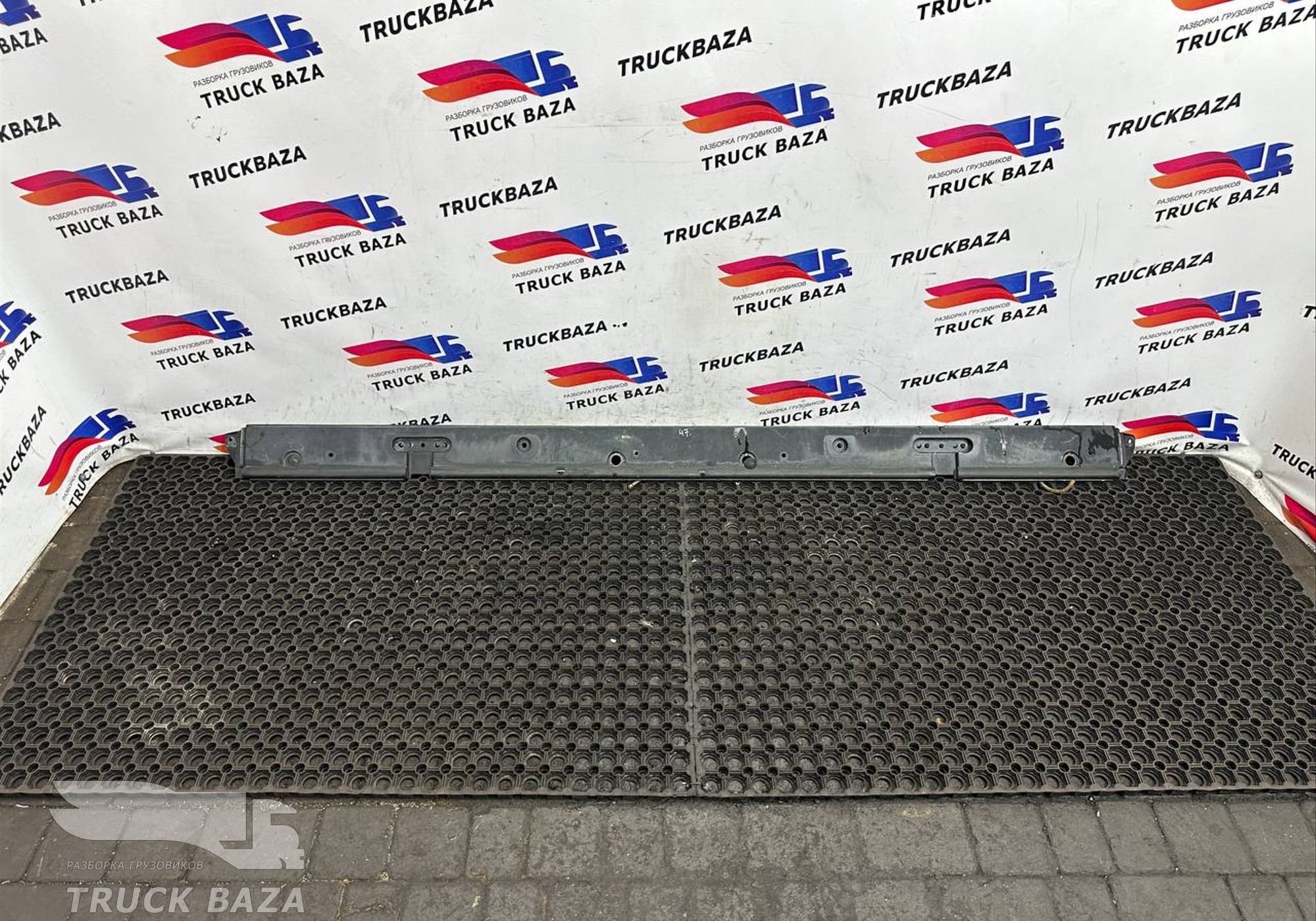 1368974 Накладка трапеции стеклоочистителя