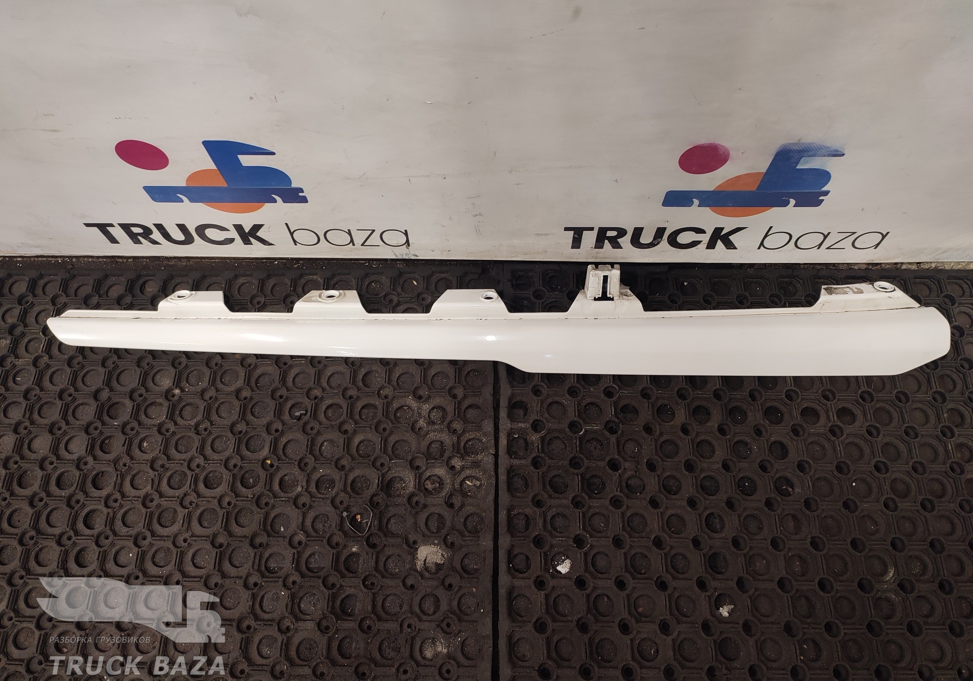 81626100052 Накладка двери правая для Man TGX TG3 (с 2020)