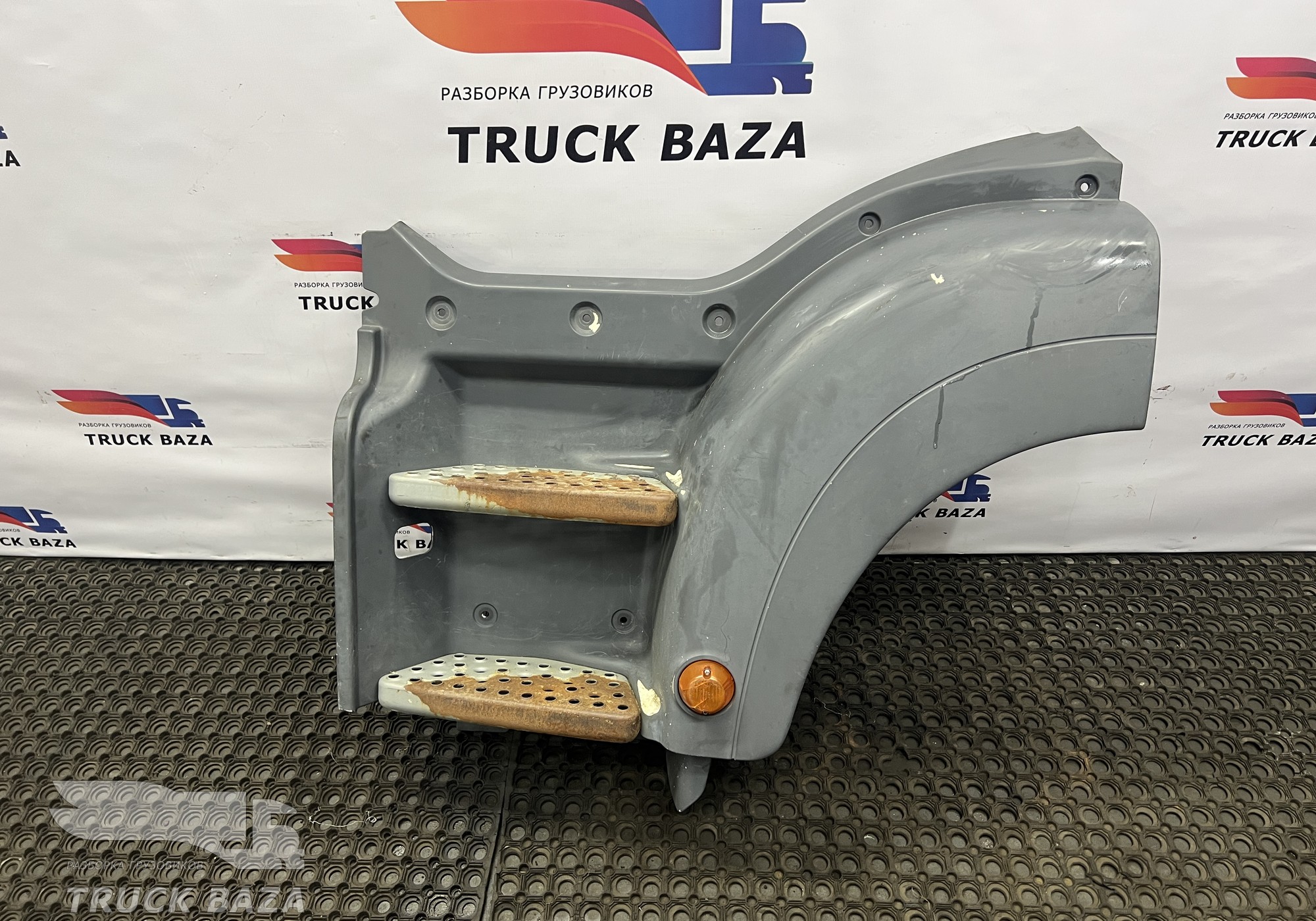 81615100451 Корпус подножек левый