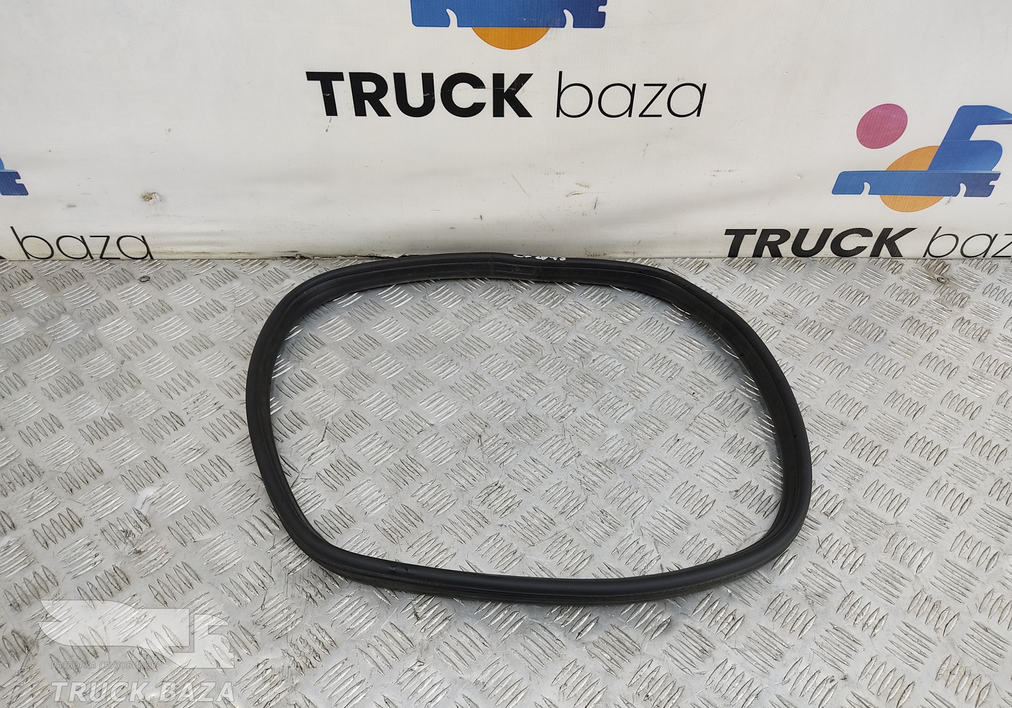 504186458 Уплотнитель инструментального ящика для Iveco Stralis II Hi-Way (с 2012)