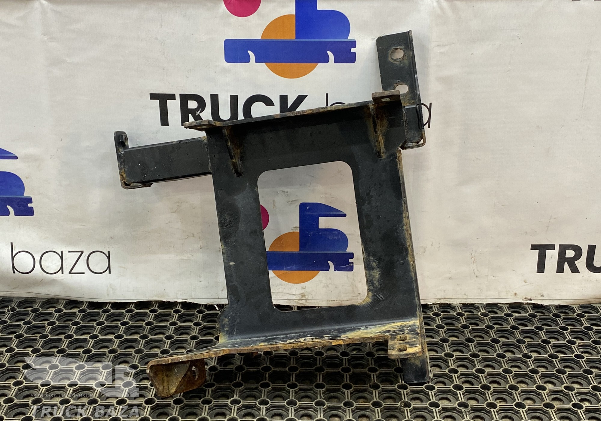 54901840503110 Кронштейн подножки левый для КАМАЗ 54901