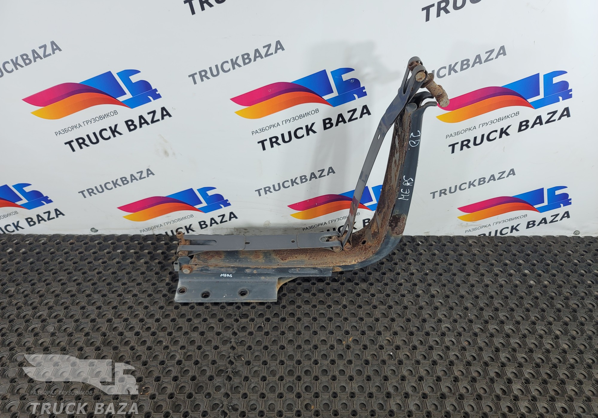 9304702542 Кронштейн бака AdBlue для Mercedes-Benz Axor II (с 2004 по 2010)