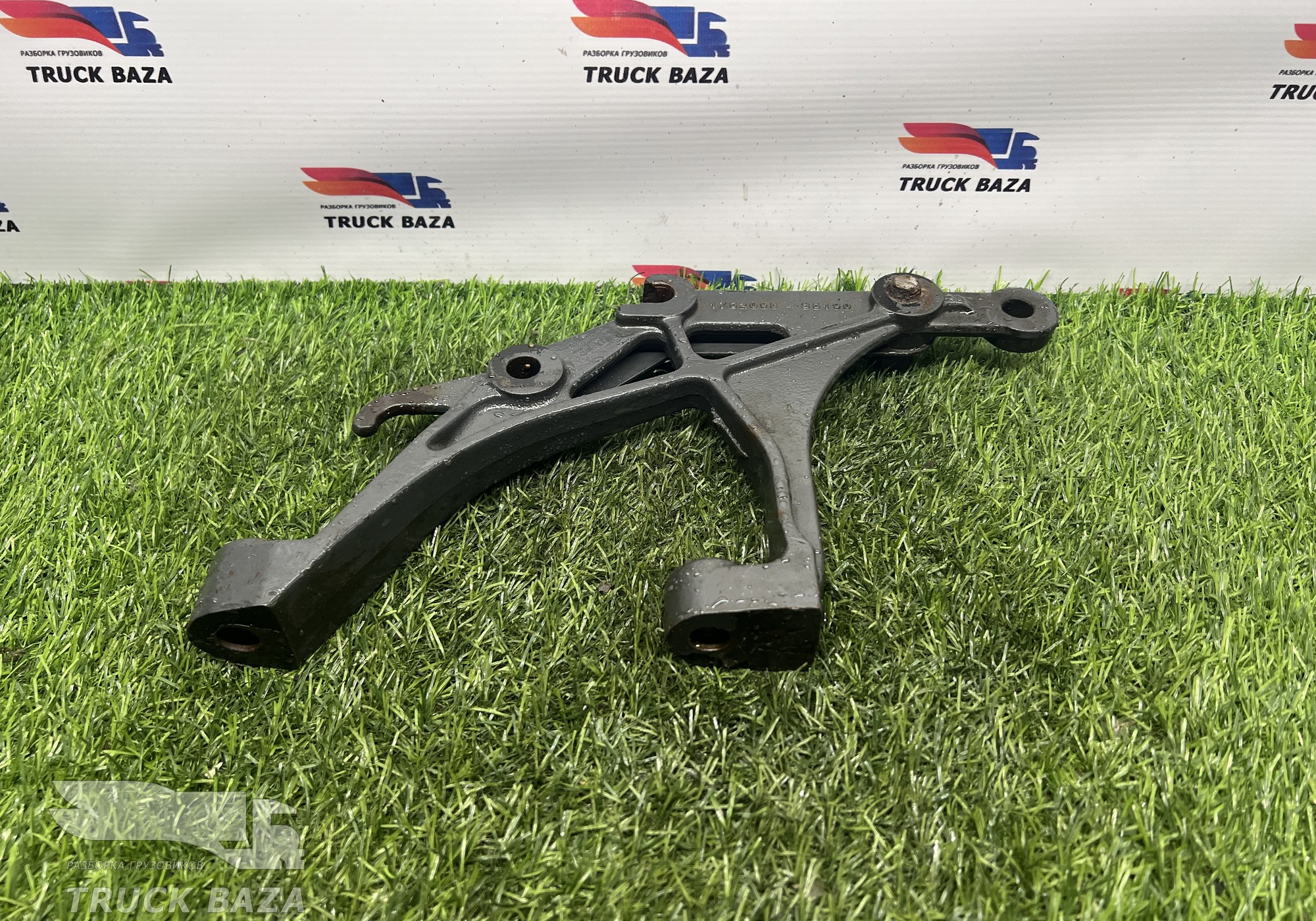 1752098 Кронштейн ящика АКБ