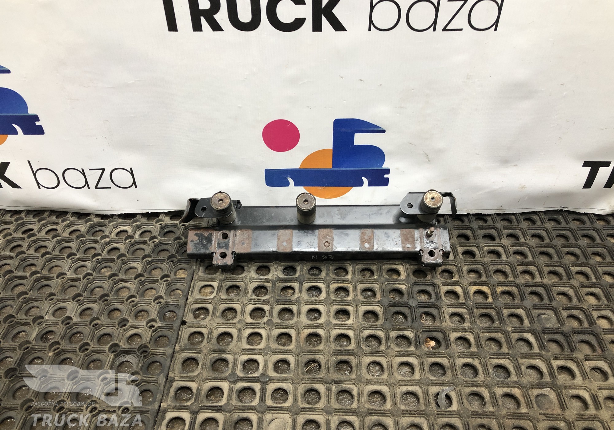 81429025375 Кронштейн трапа за кабиной