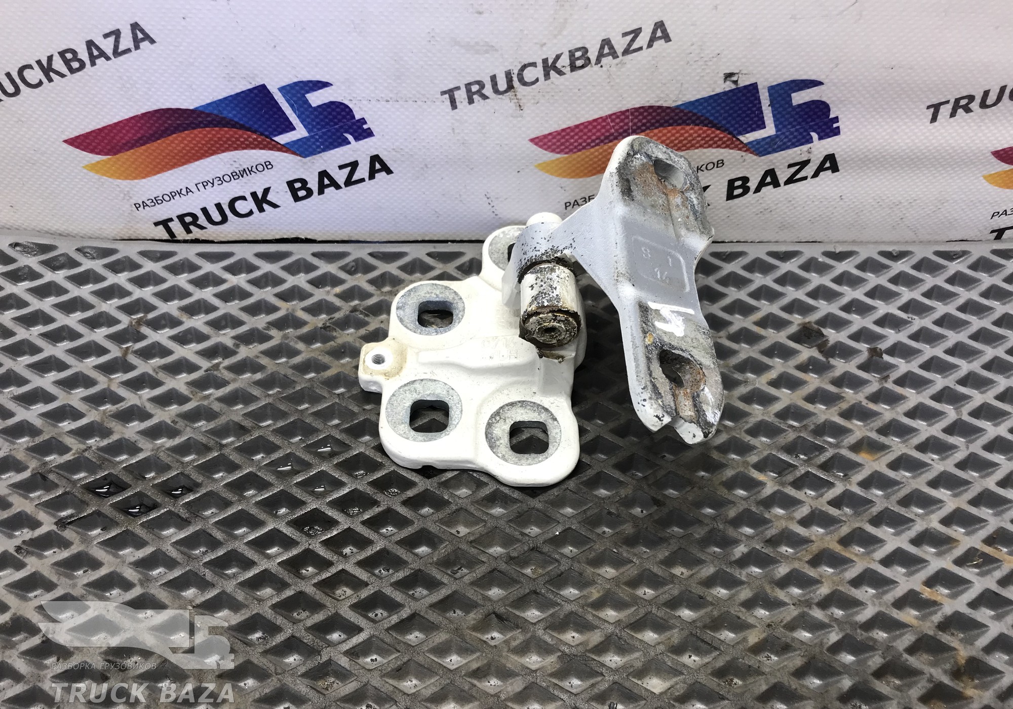82319029 Петля двери левой для Volvo