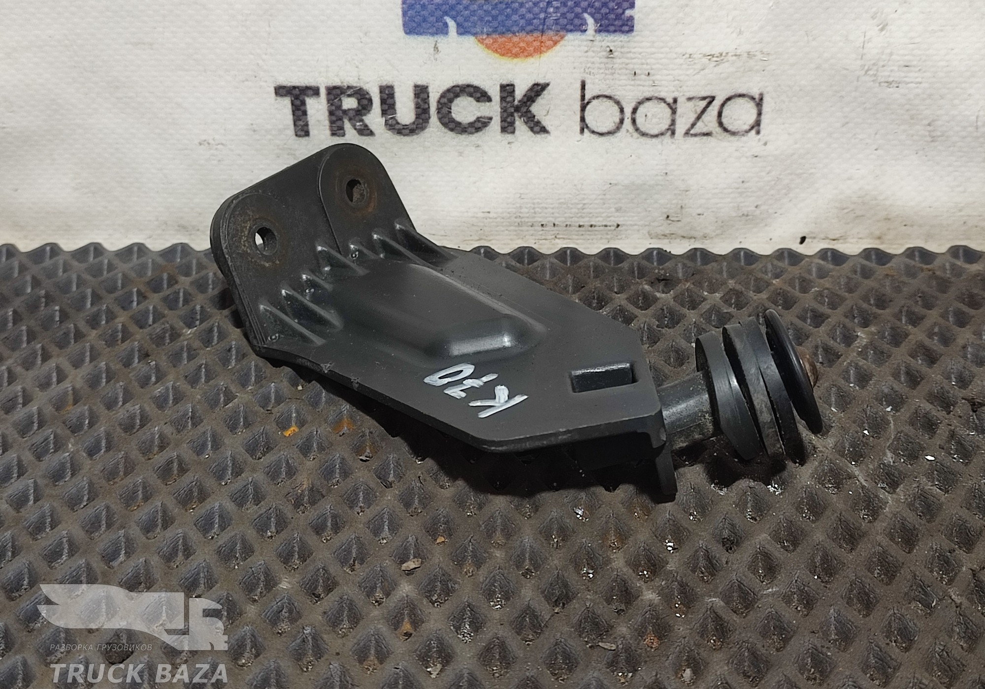 9738112714 Кронштейн солнцезащитного козырька правый