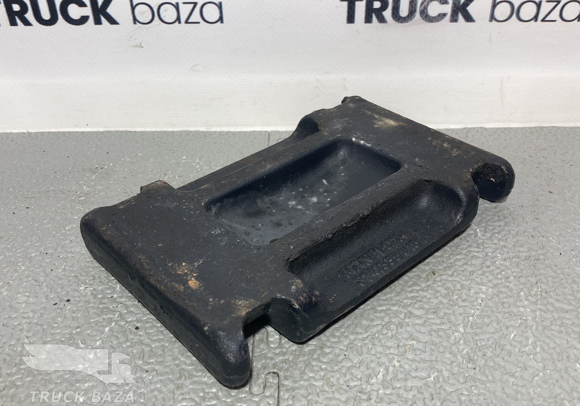 81413350164 Проставка передней рессоры