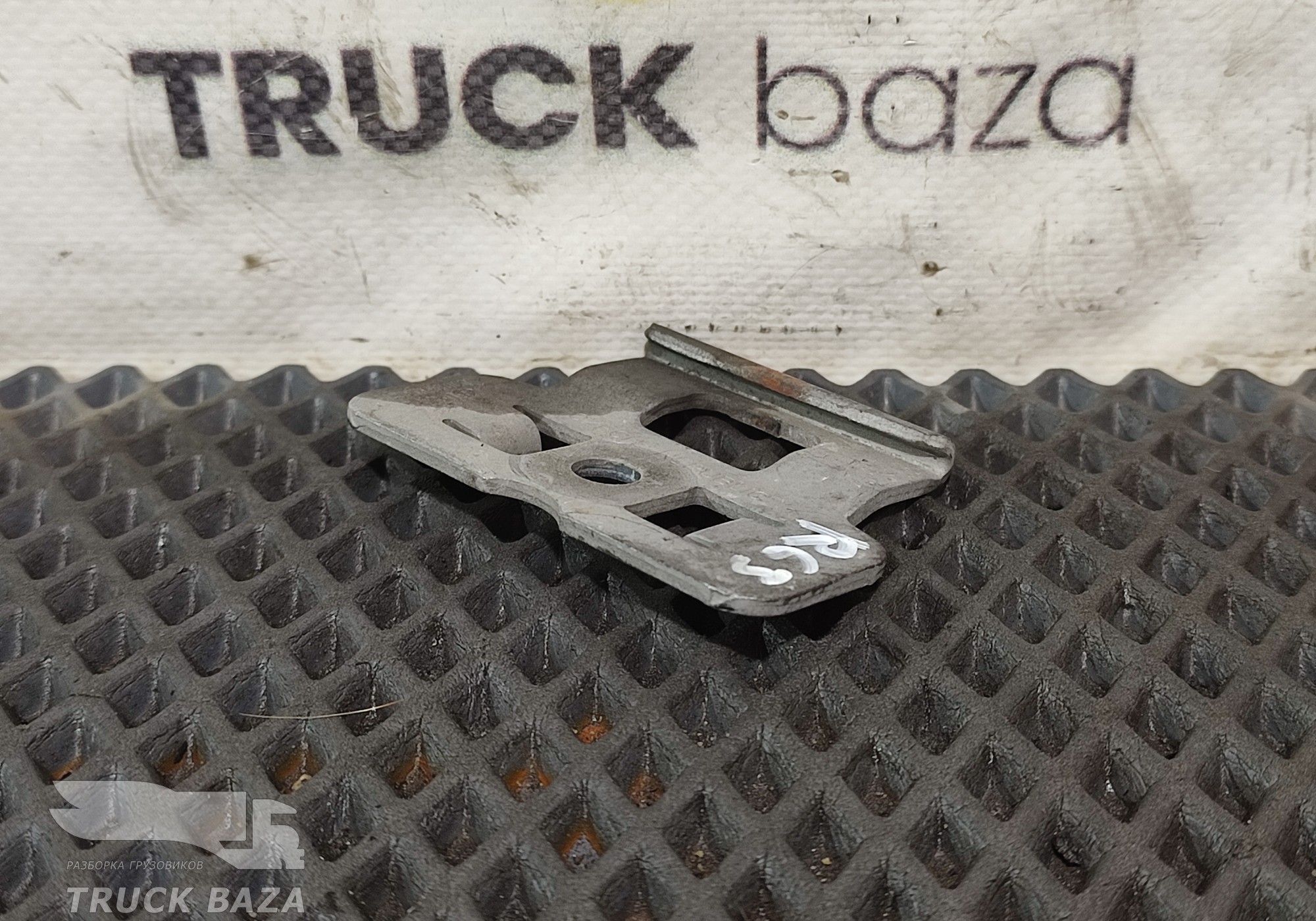 82250927 Кронштейн замка решетки капота для Renault T (с 2013)