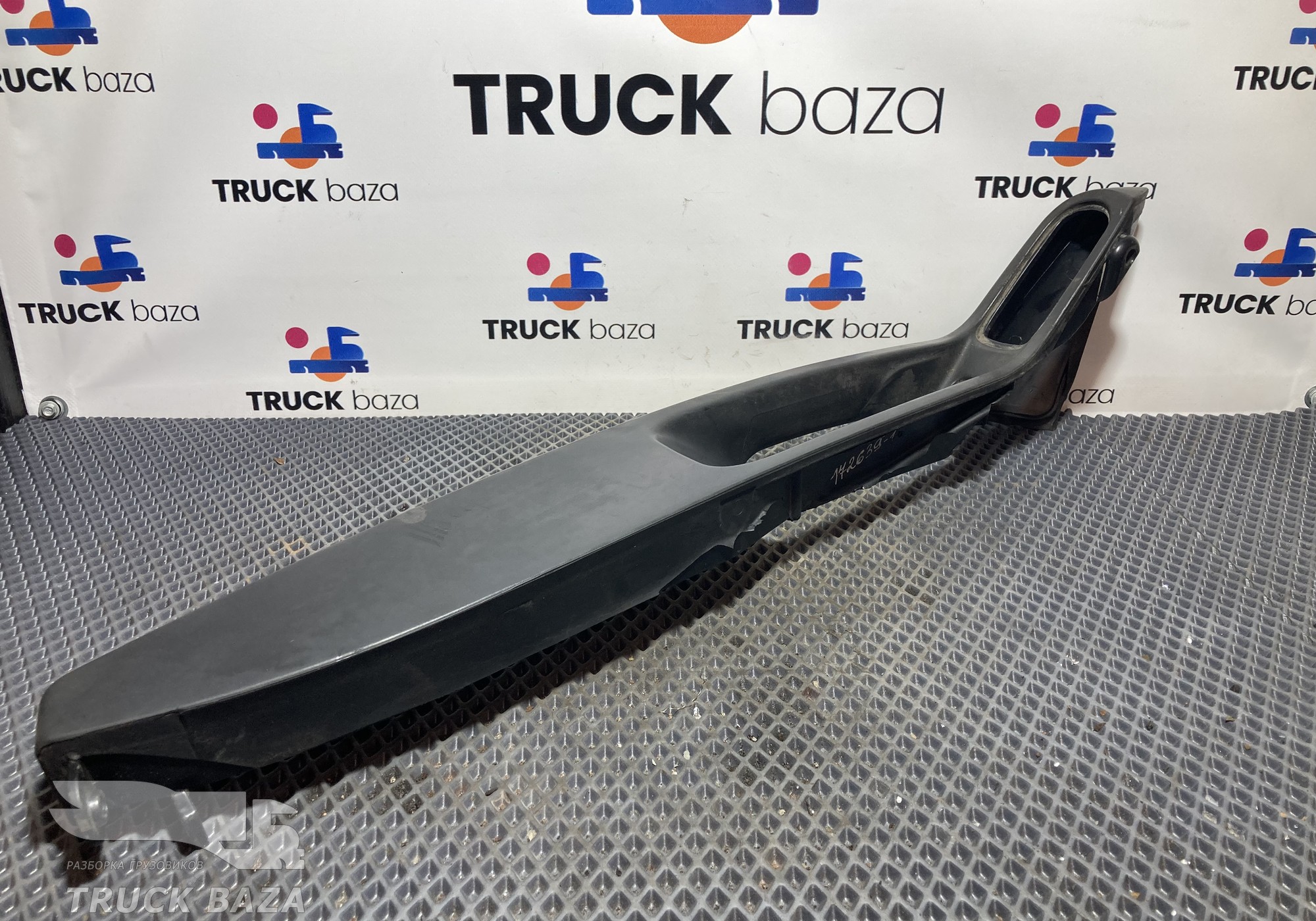 1665958 Ручка двери внутренняя