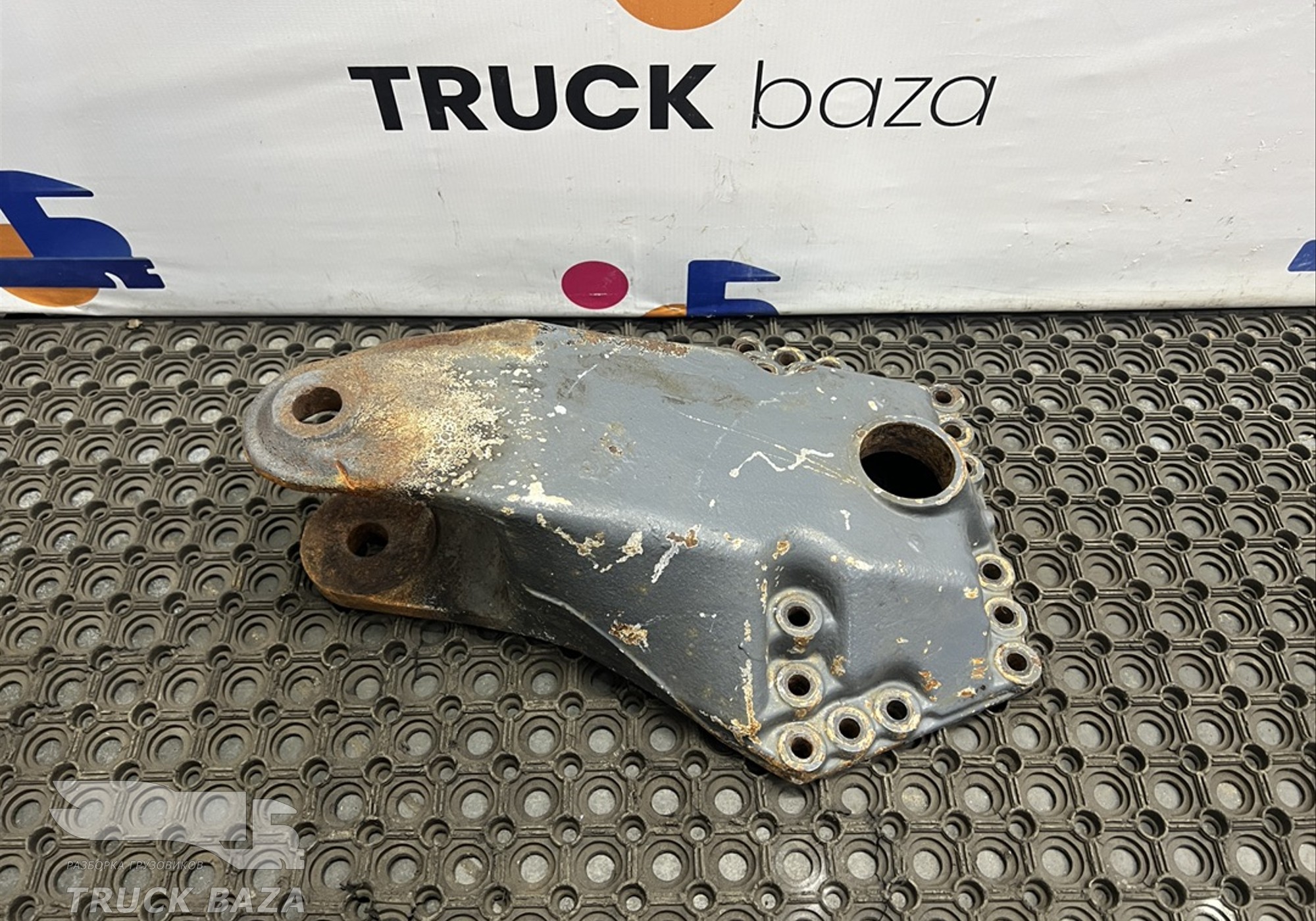 1364275 Кронштейн задней рессоры