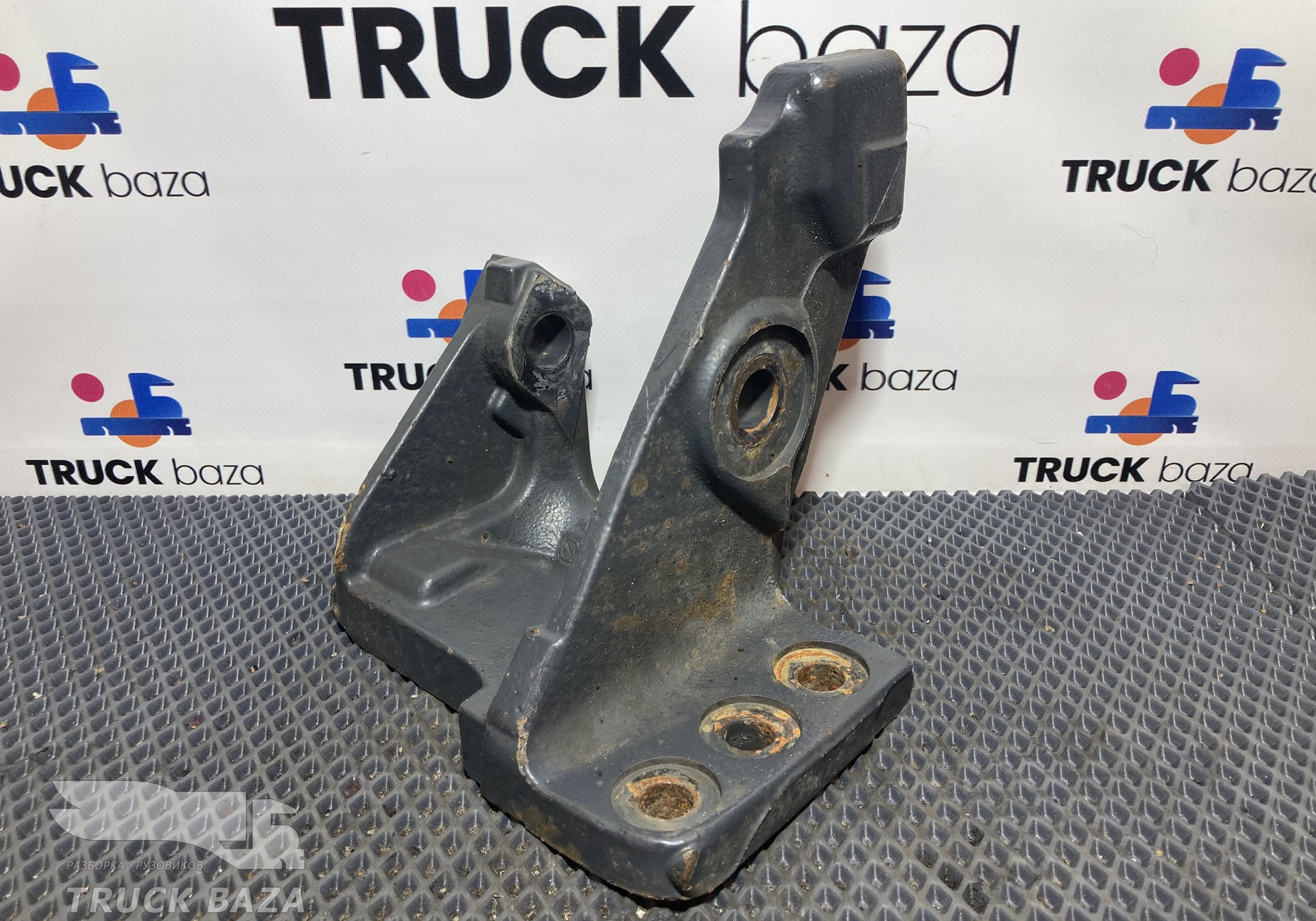 2831799 Кронштейн передней рессоры правый