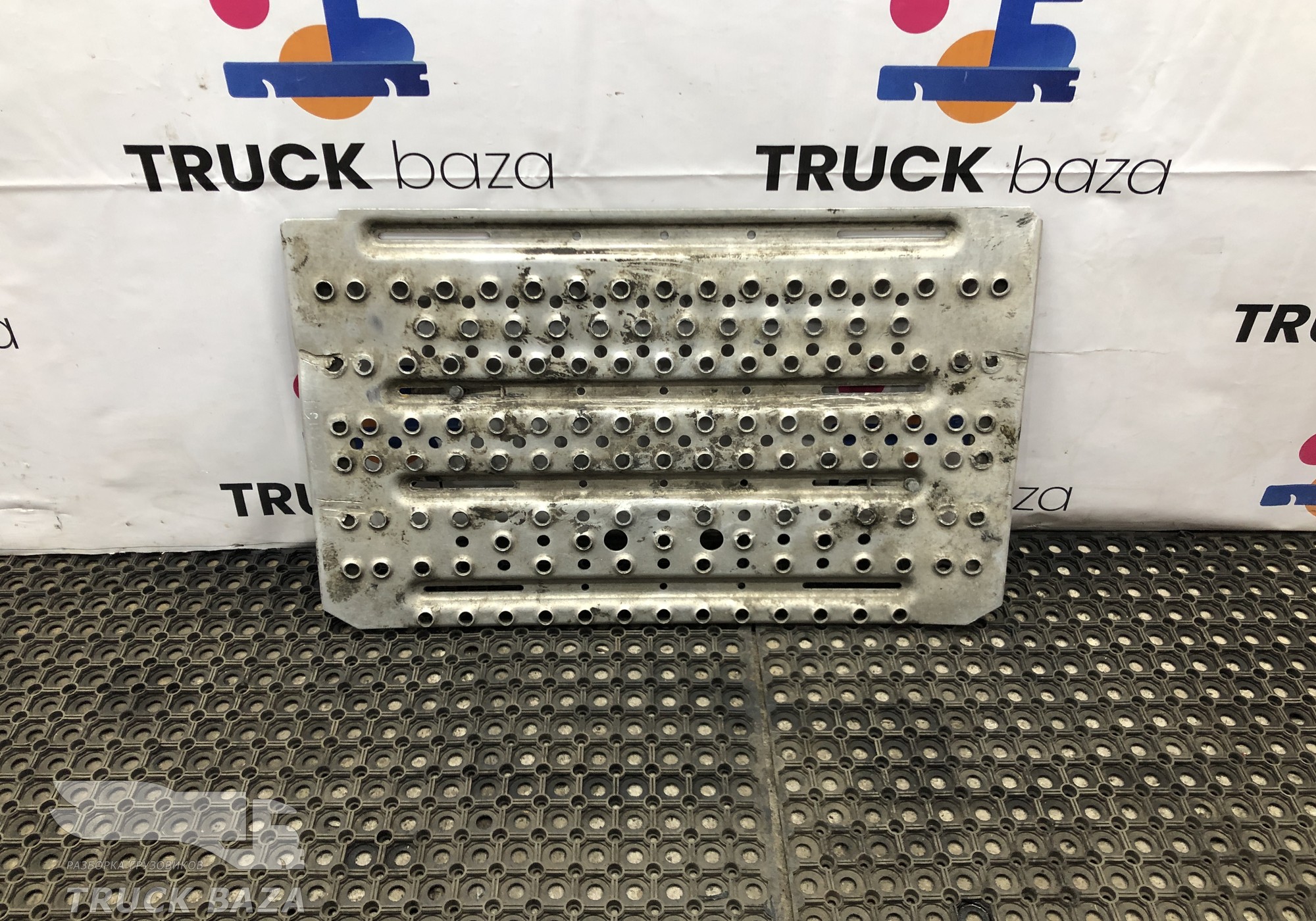 2049623 Трап на раму за кабиной