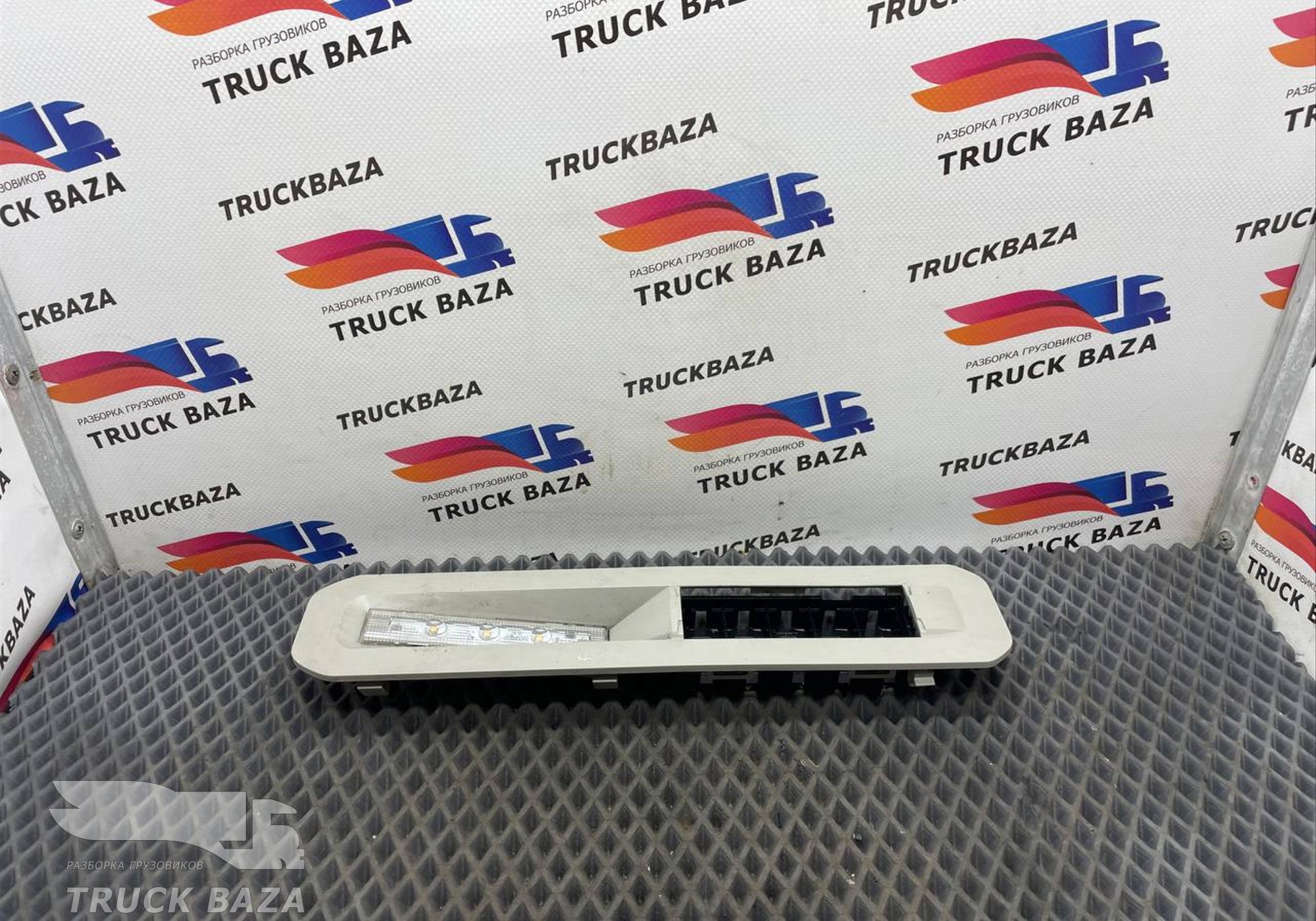 JC4614B134 Накладка блока кнопок для Ford F-MAX (с 2018)