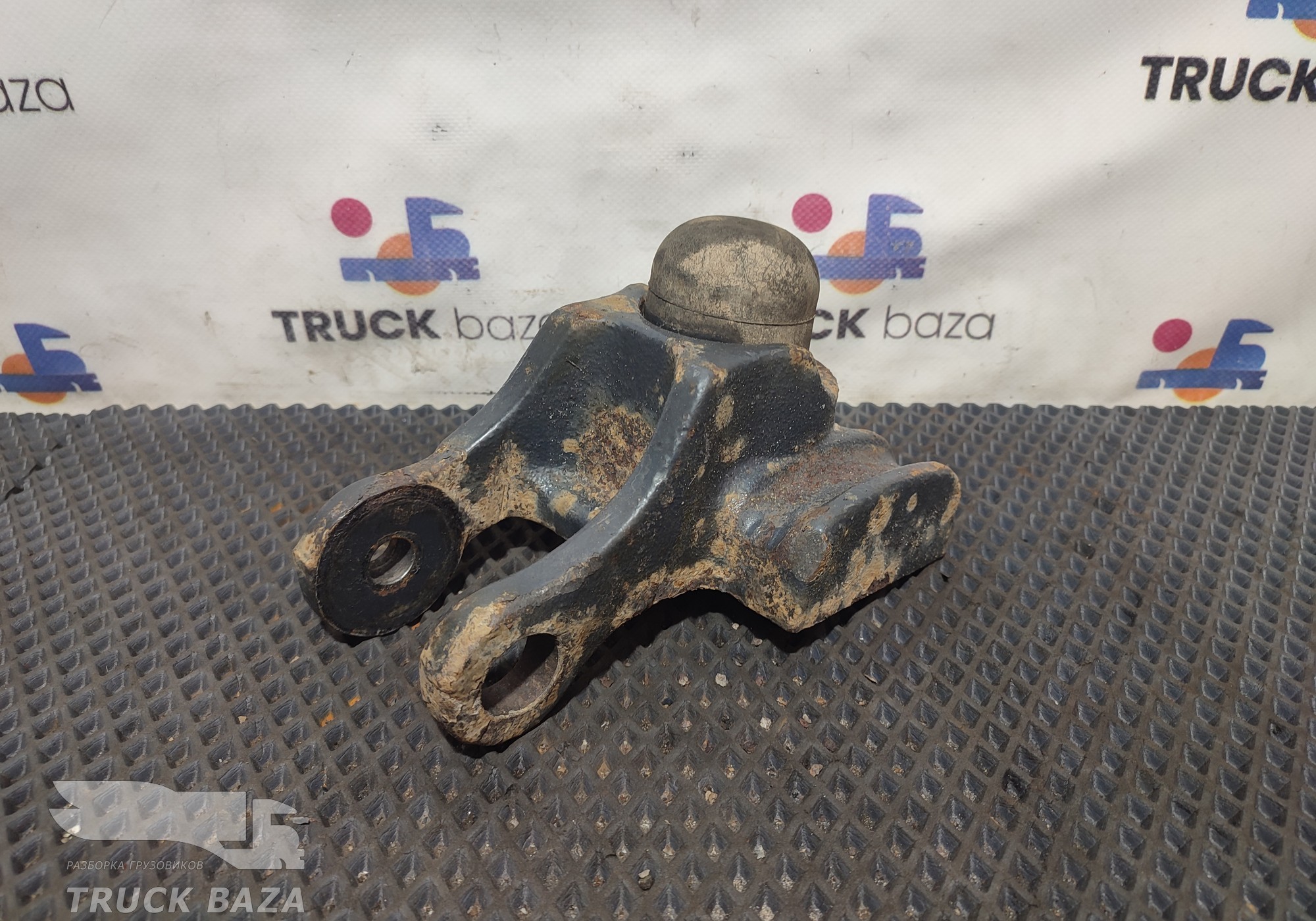 1490090 Кронштейн амортизатора переднего