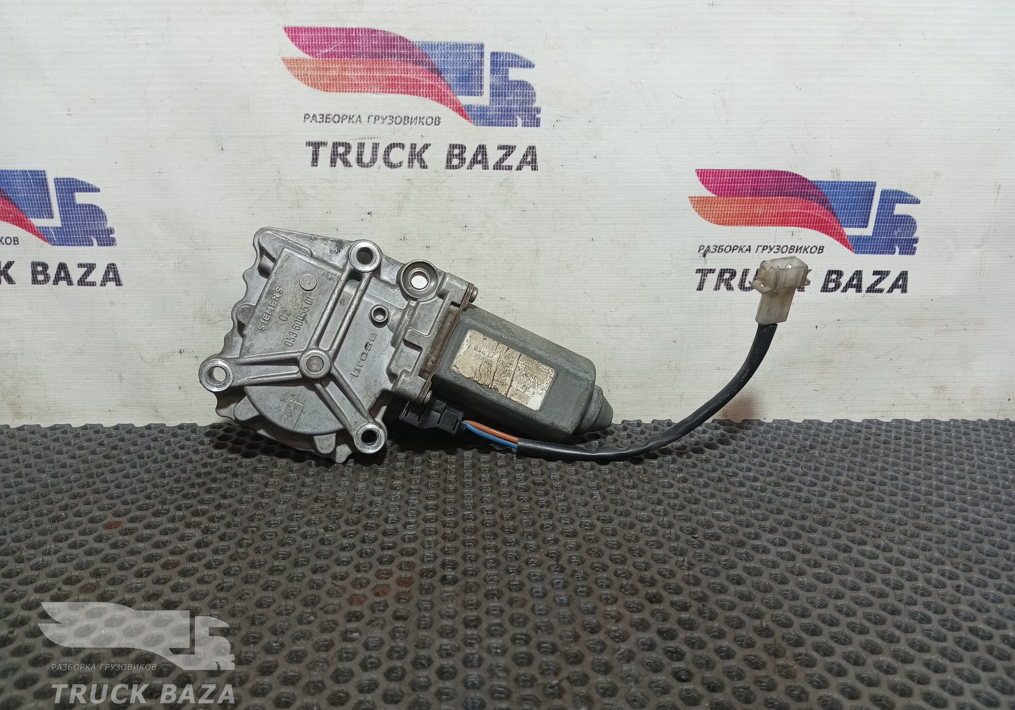 3176549 Моторчик стеклоподъемника левый для Volvo FH 2 (с 2002 по 2008)