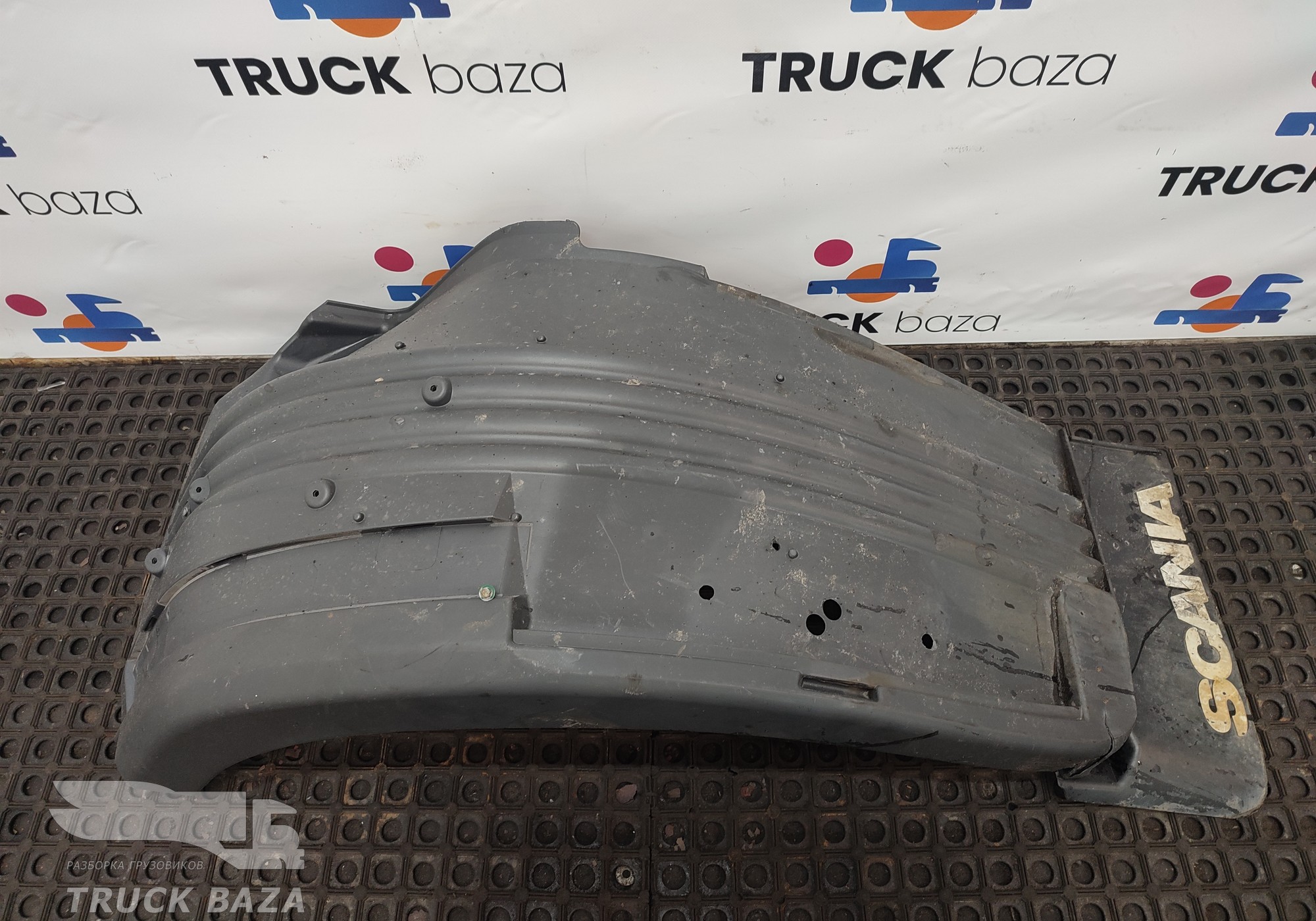 2518201 Крыло переднее