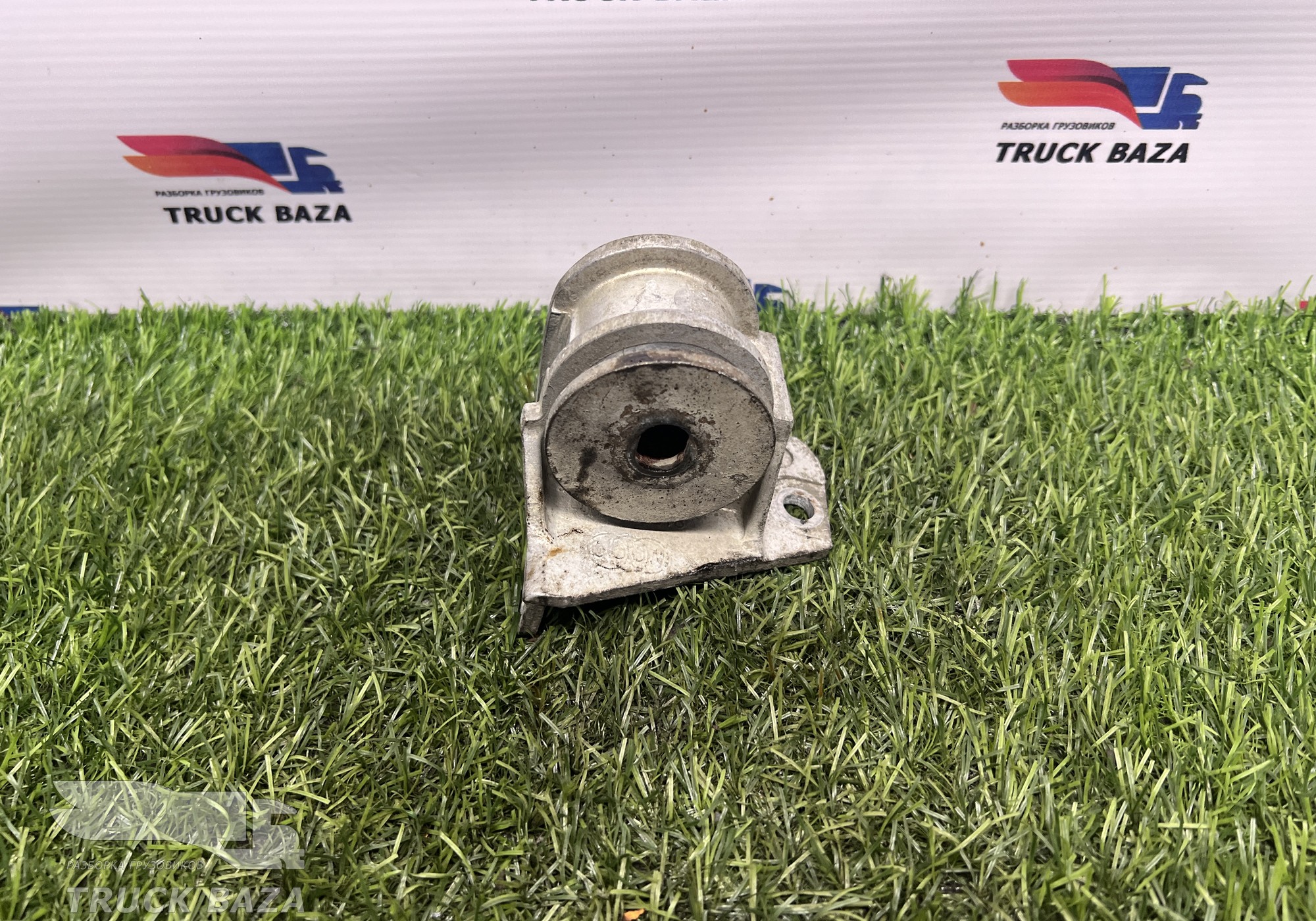 81062250006 Кронштейн радиатора правый