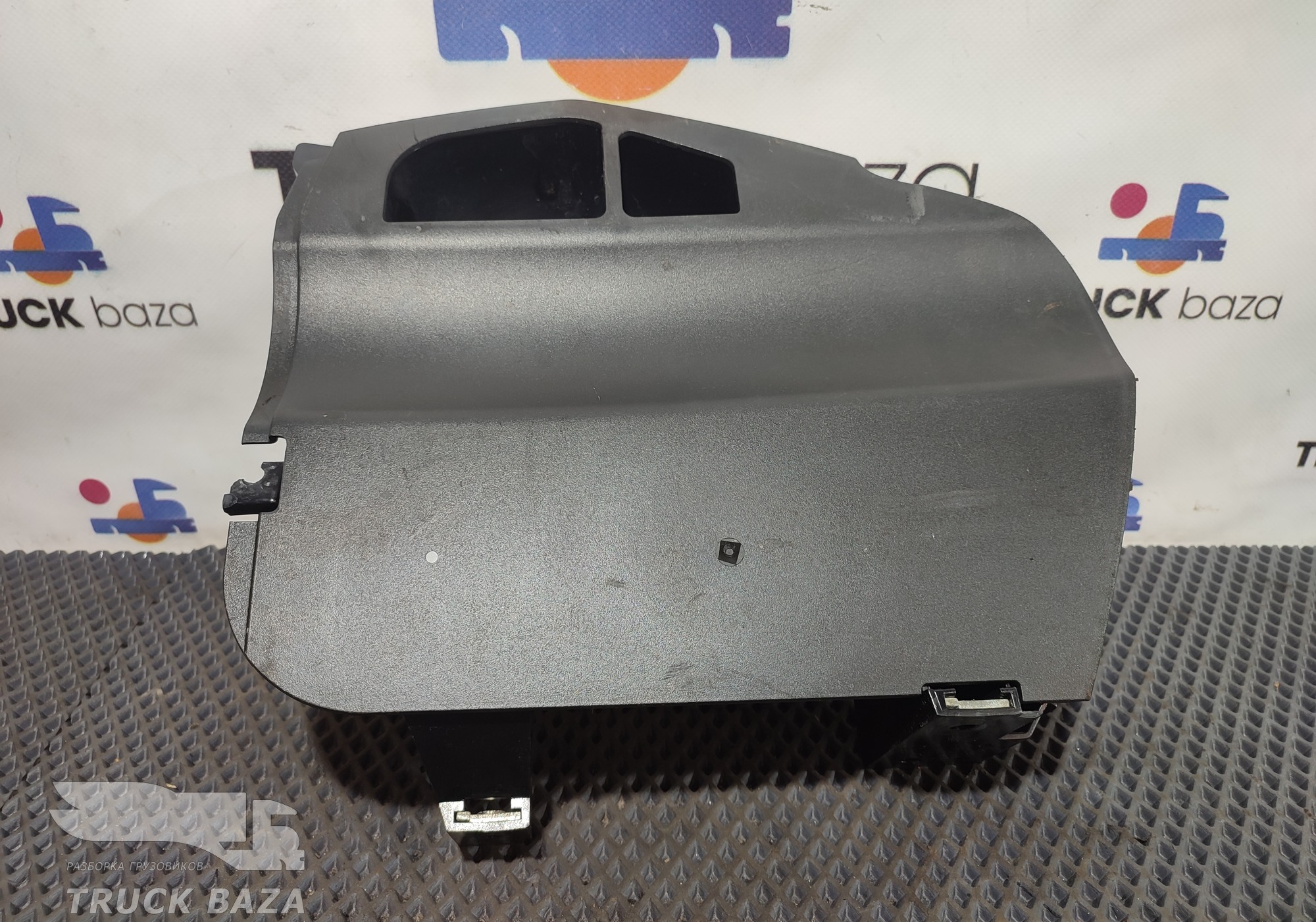 81617016353 Накладка на торпедо правая