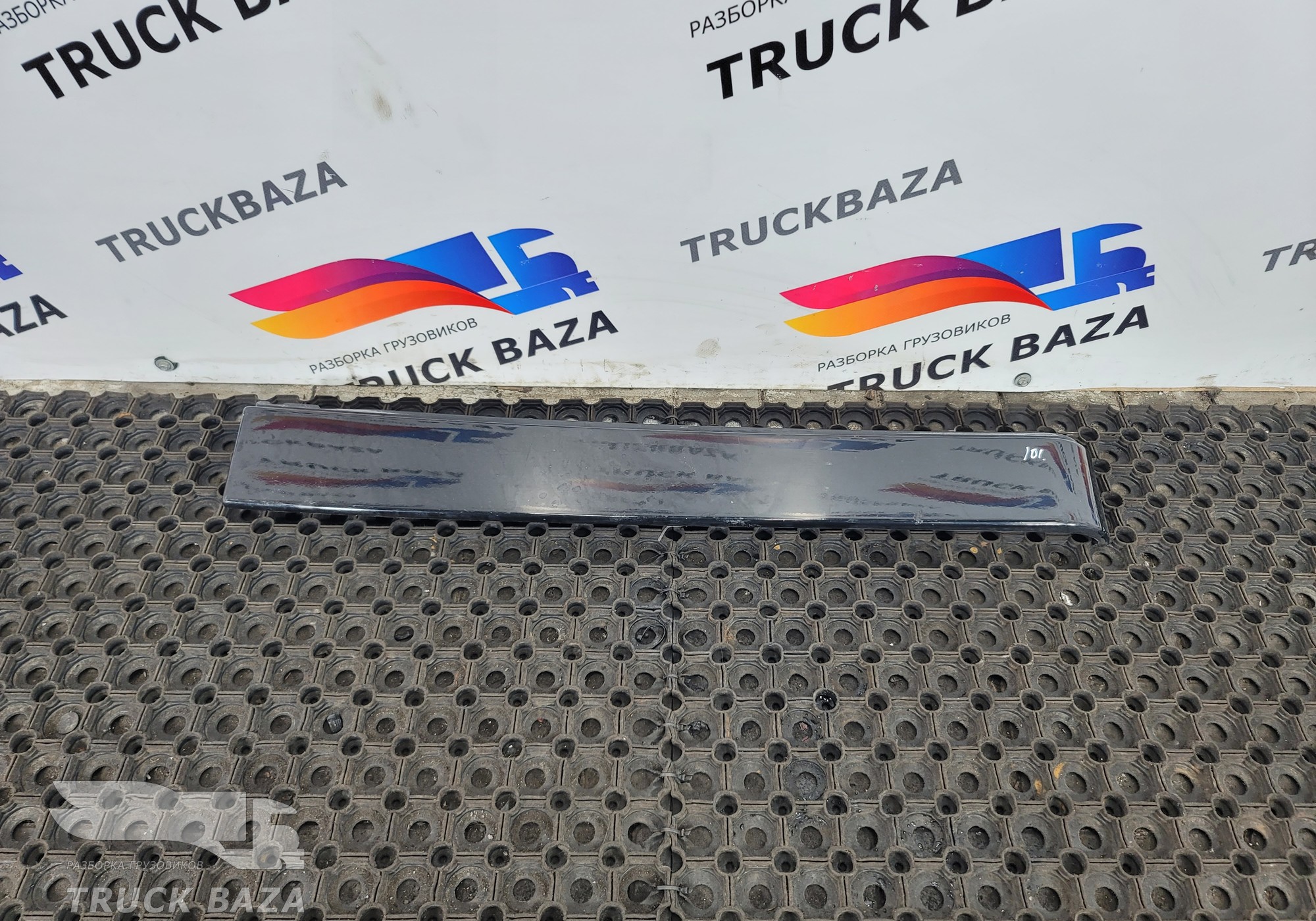 504185424 Накладка дверцы бардачка правая для Iveco Stralis I (с 2002)