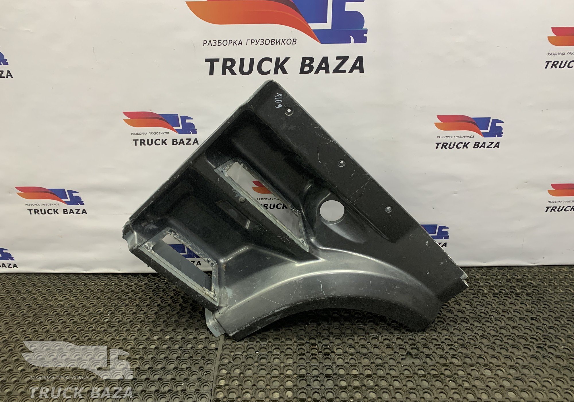 1836304 Корпус подножек левый