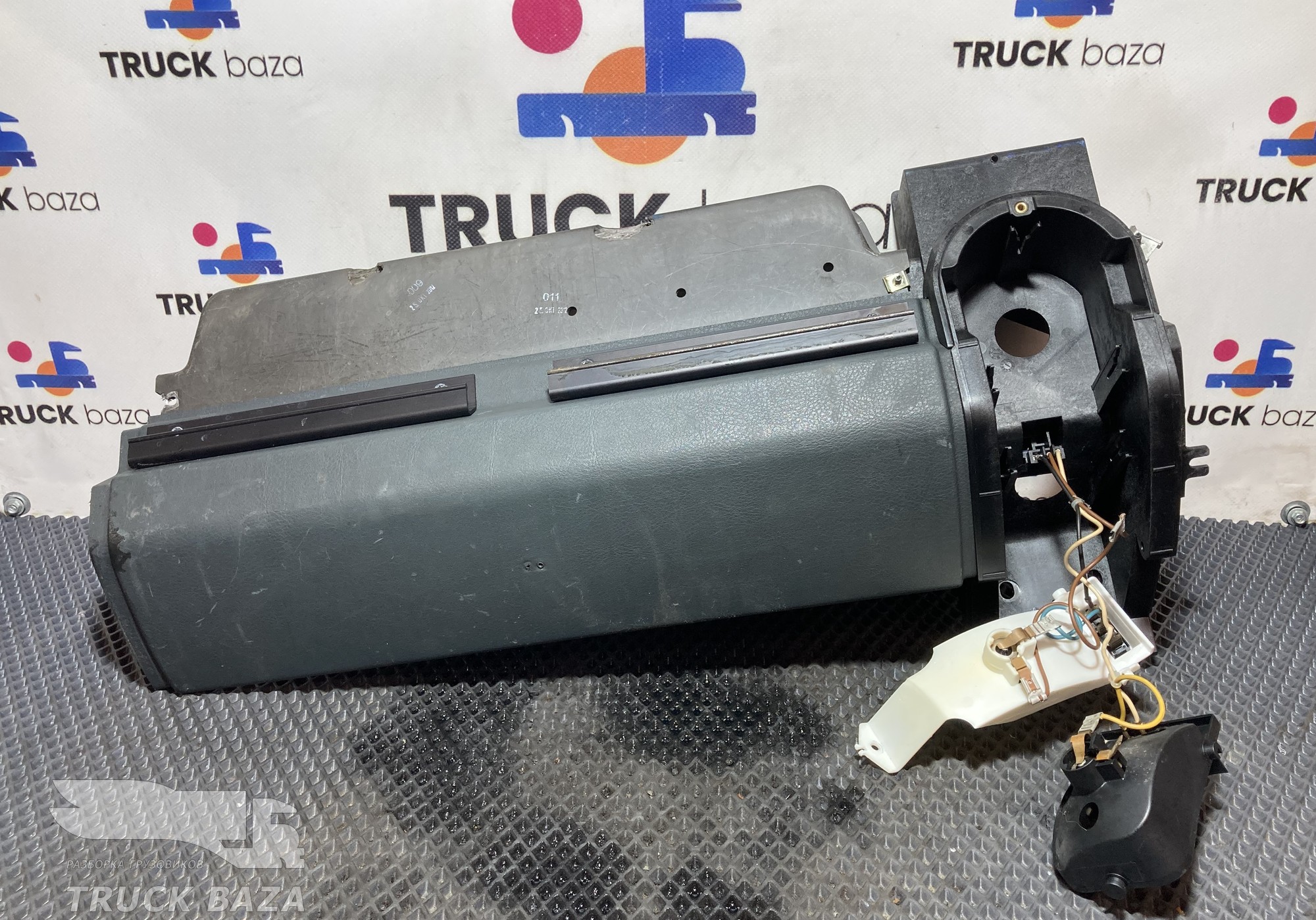 81639030317 Крышка вещевого ящика