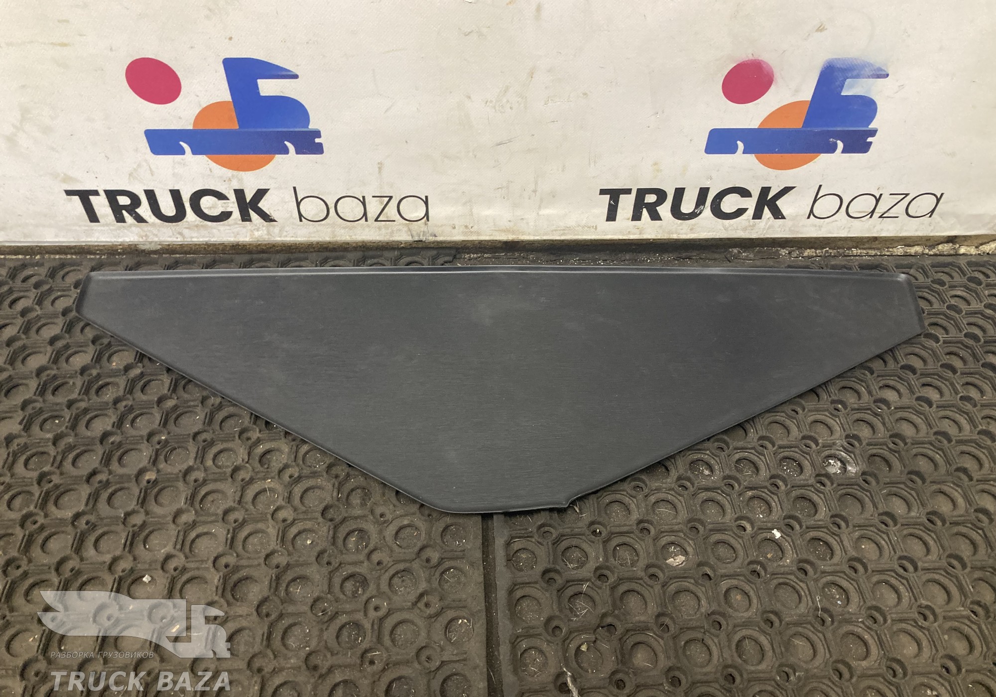 7482585969 Коврик на торпедо для Renault T (с 2013)