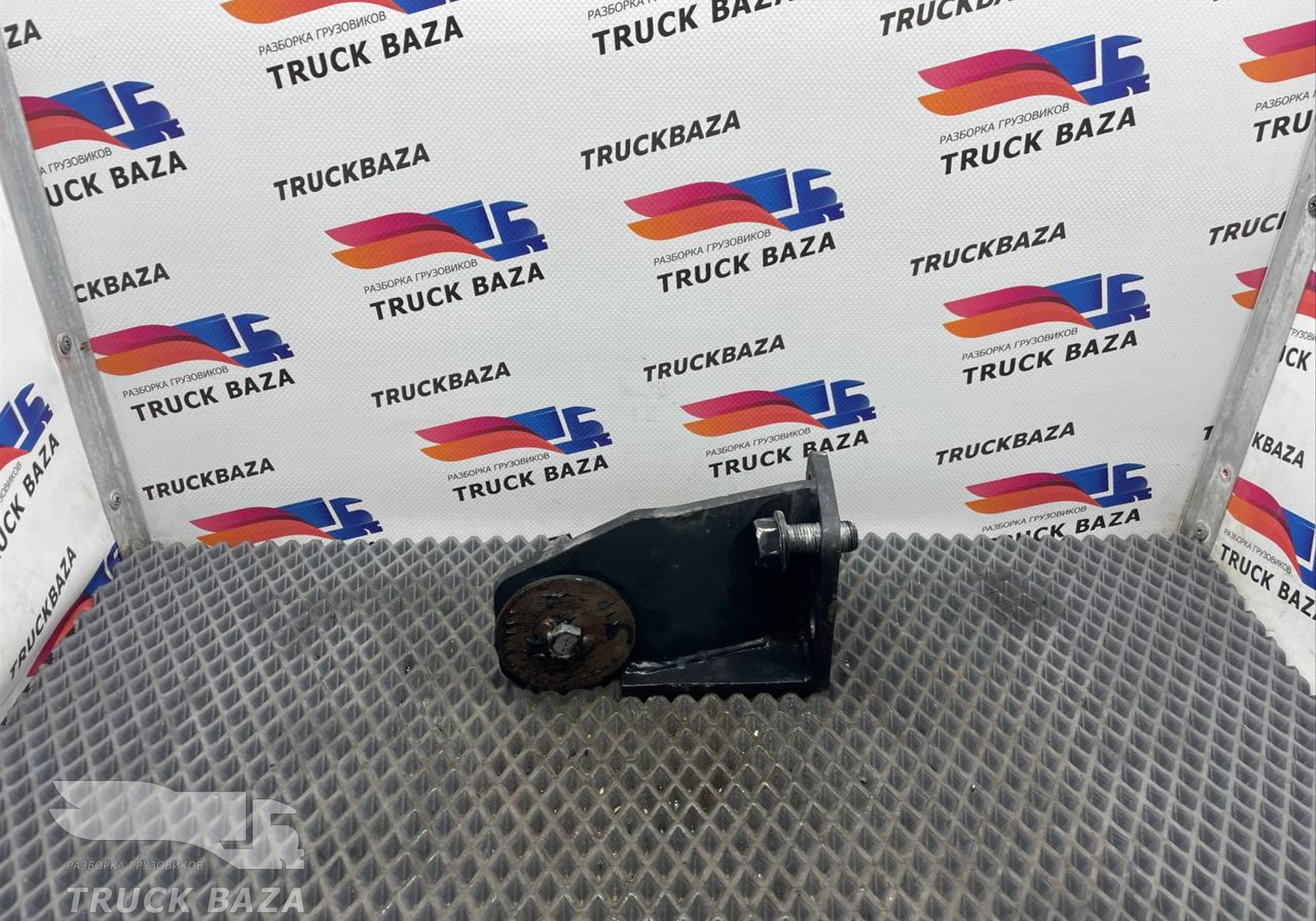 Кронштейн КПП правый для КАМАЗ 54901