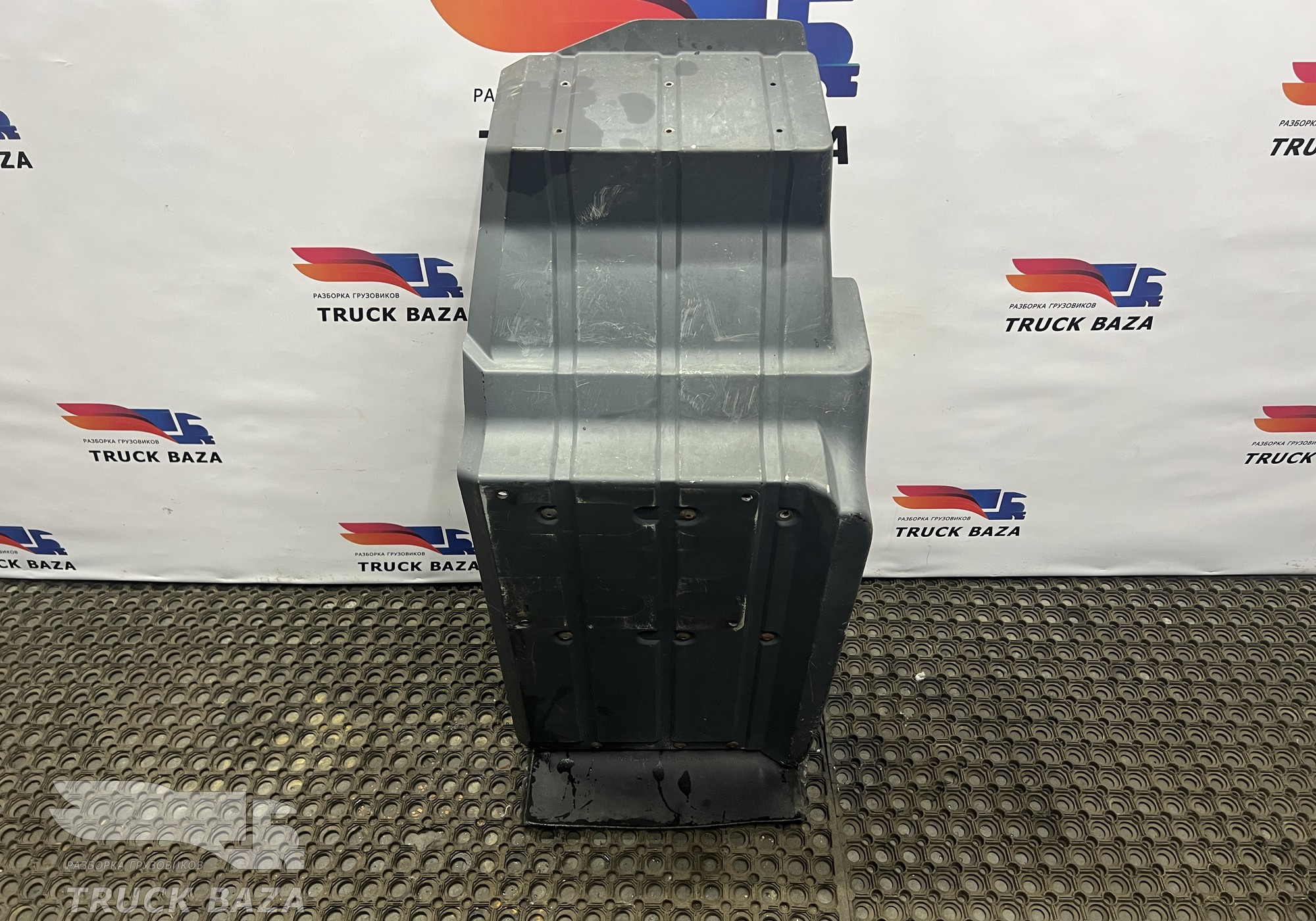 81664100360 Крыло переднее правое задняя часть