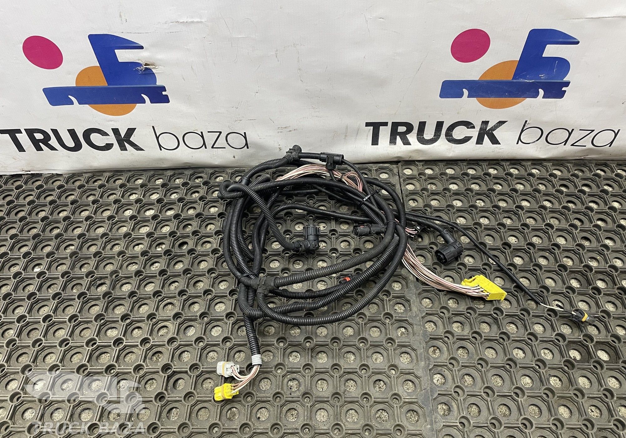 81254587307 Проводка фары левой