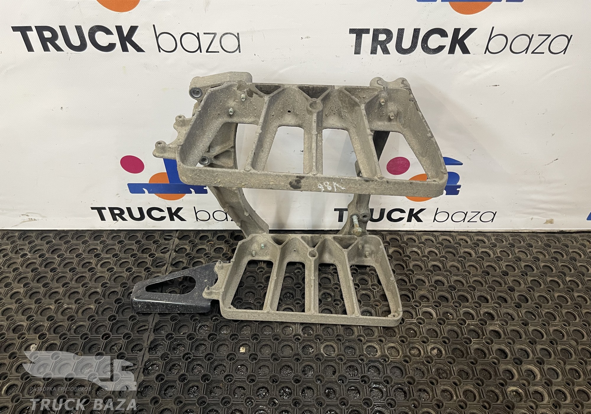 81615110026 Кронштейн корпуса подножки правый для Man TGX TG3 (с 2020)