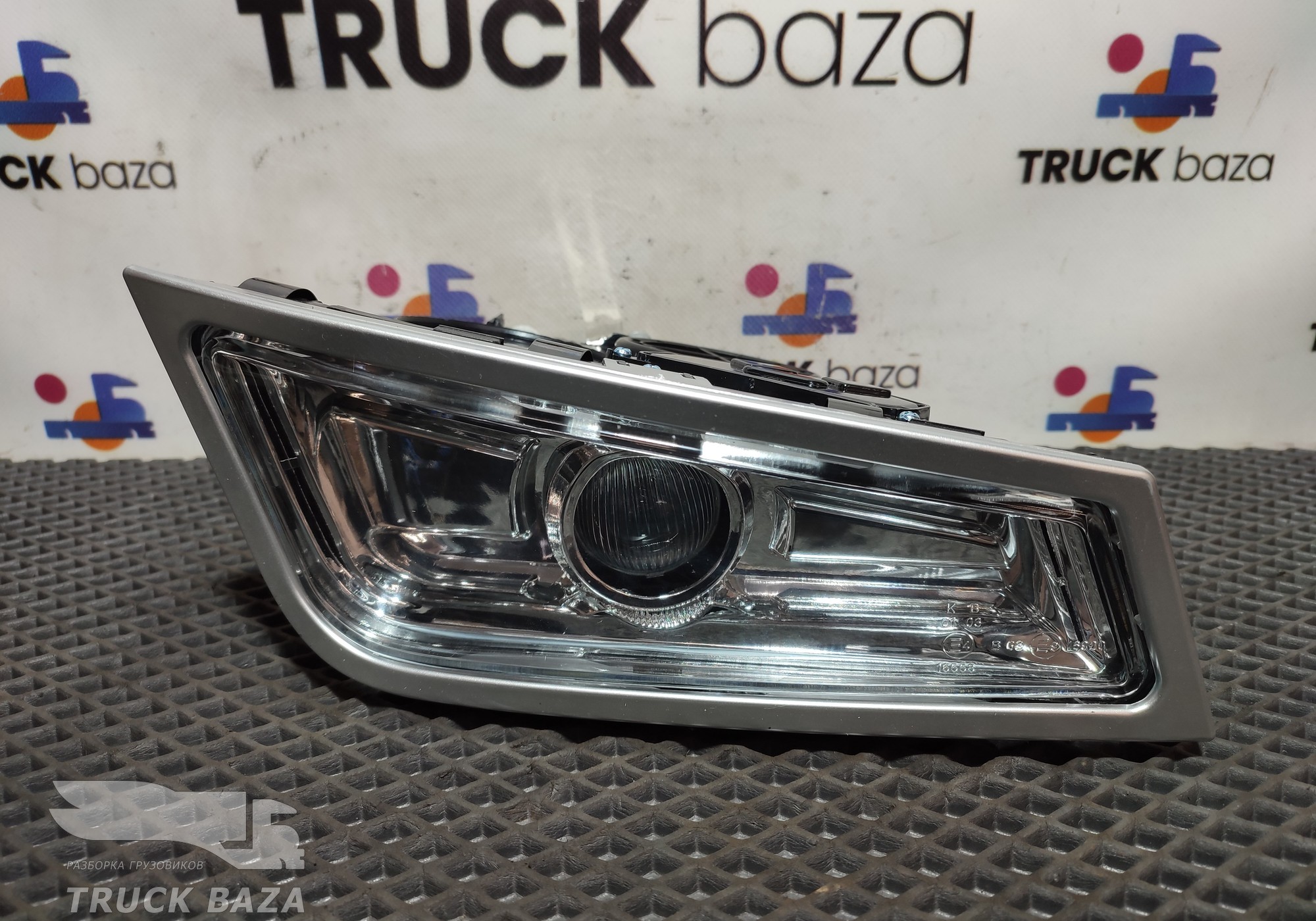 21297909 Фара противотуманная правая для Volvo