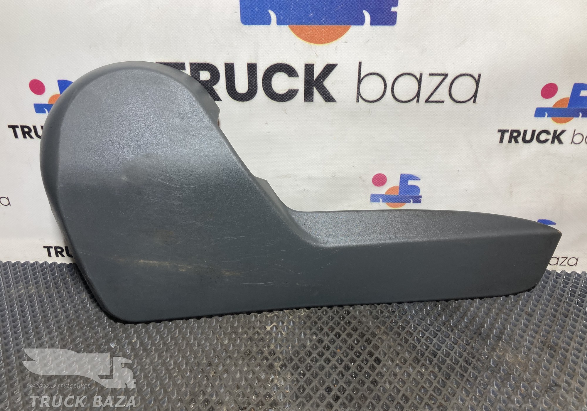 81623966020 Накладка водительского сиденья правая
