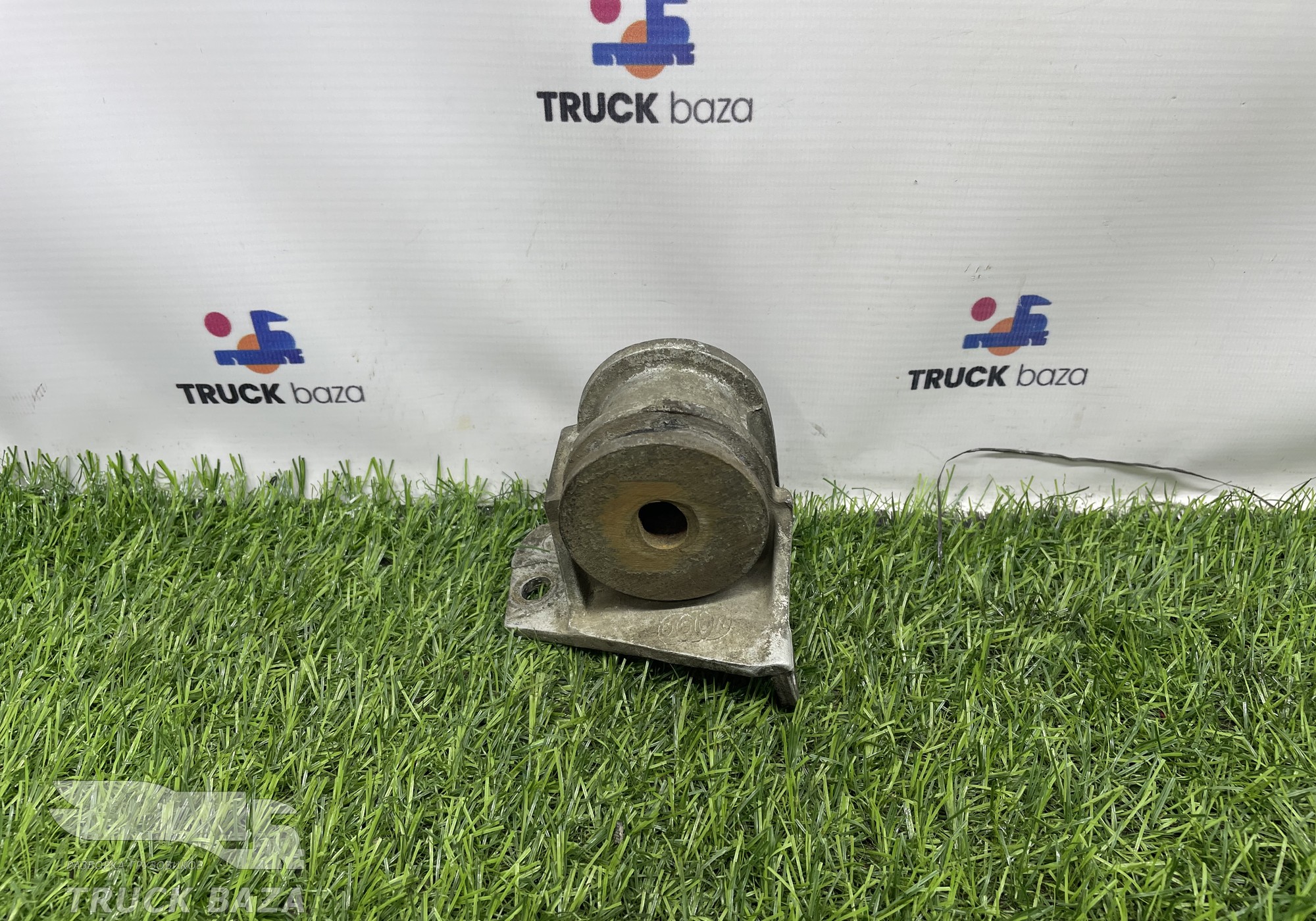 81062250005 Кронштейн радиатора левый