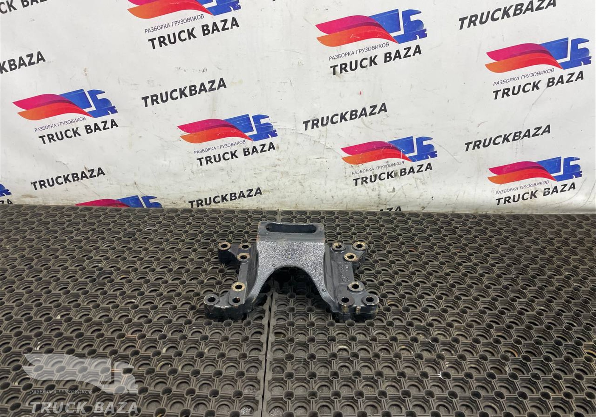 81412050030 Кронштейн траверсы кпп правый для Man TGX TG3 (с 2020)