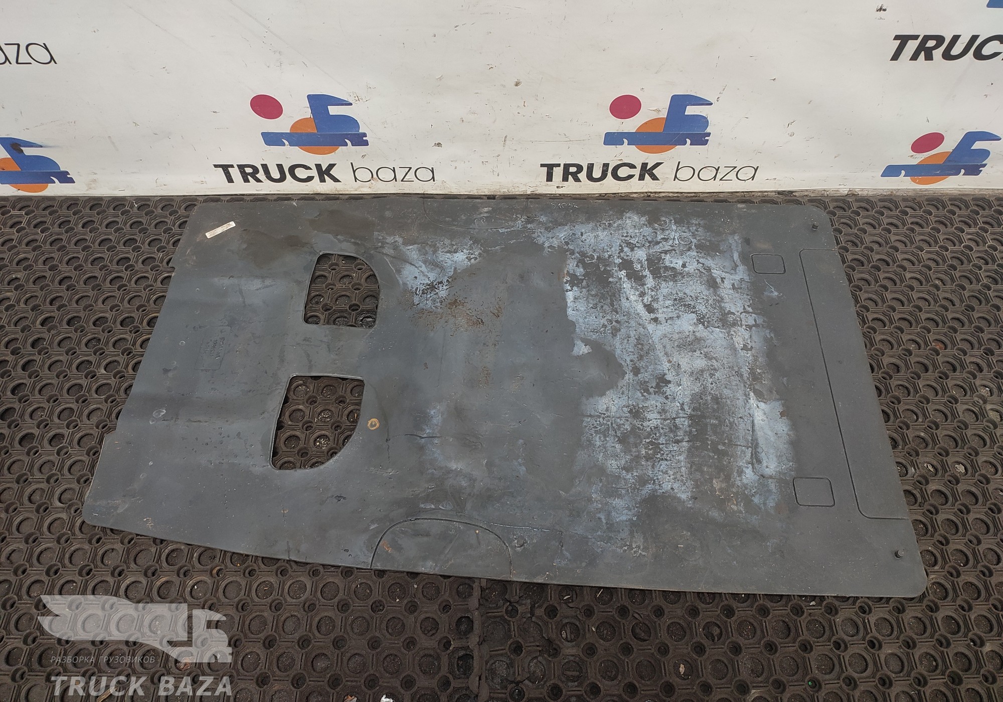 1770592 Коврик кабины средний для Scania 5-series G (с 2004 по 2016)