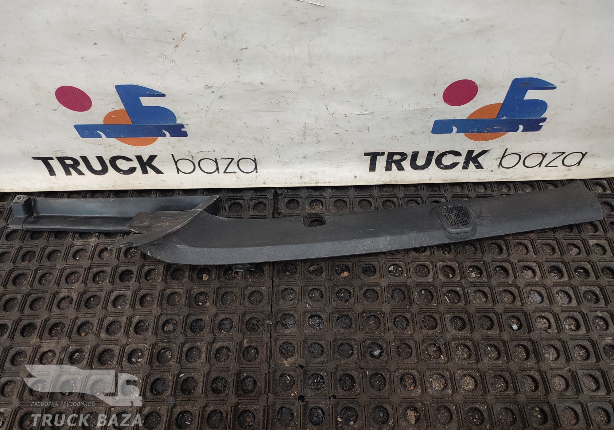 81624306005 Накладка стойки левой