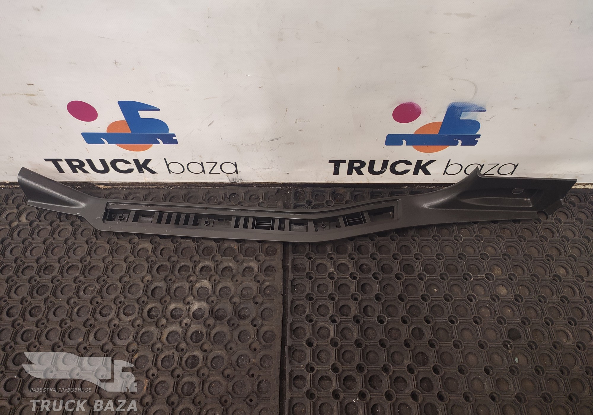 82212693 Накладка порога правая для Volvo FH 4 (с 2012)