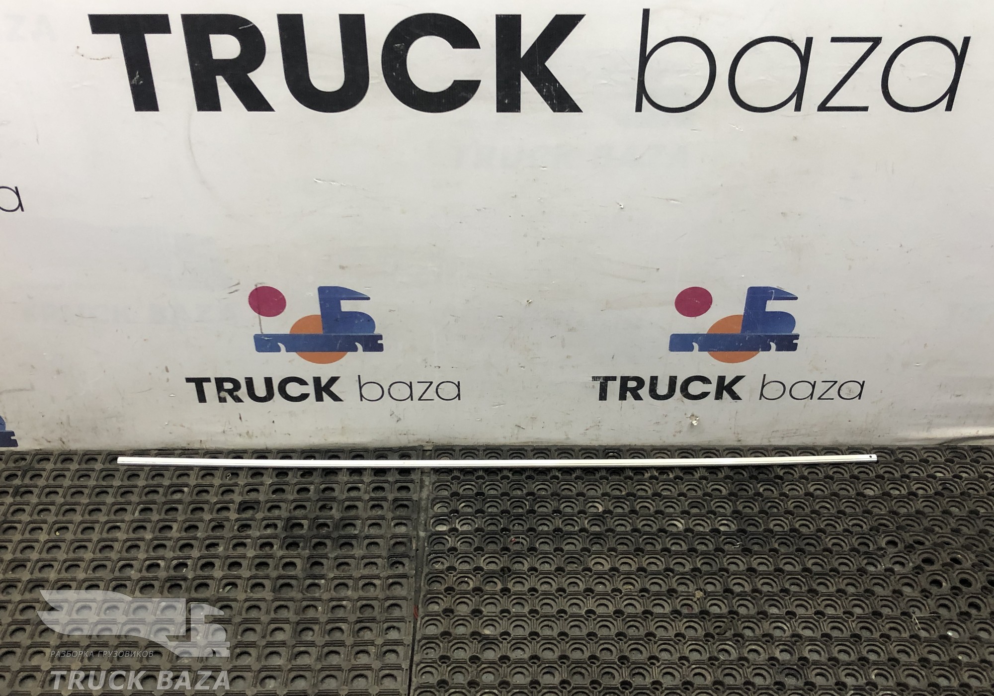 1727365 Направляющая шторки правая