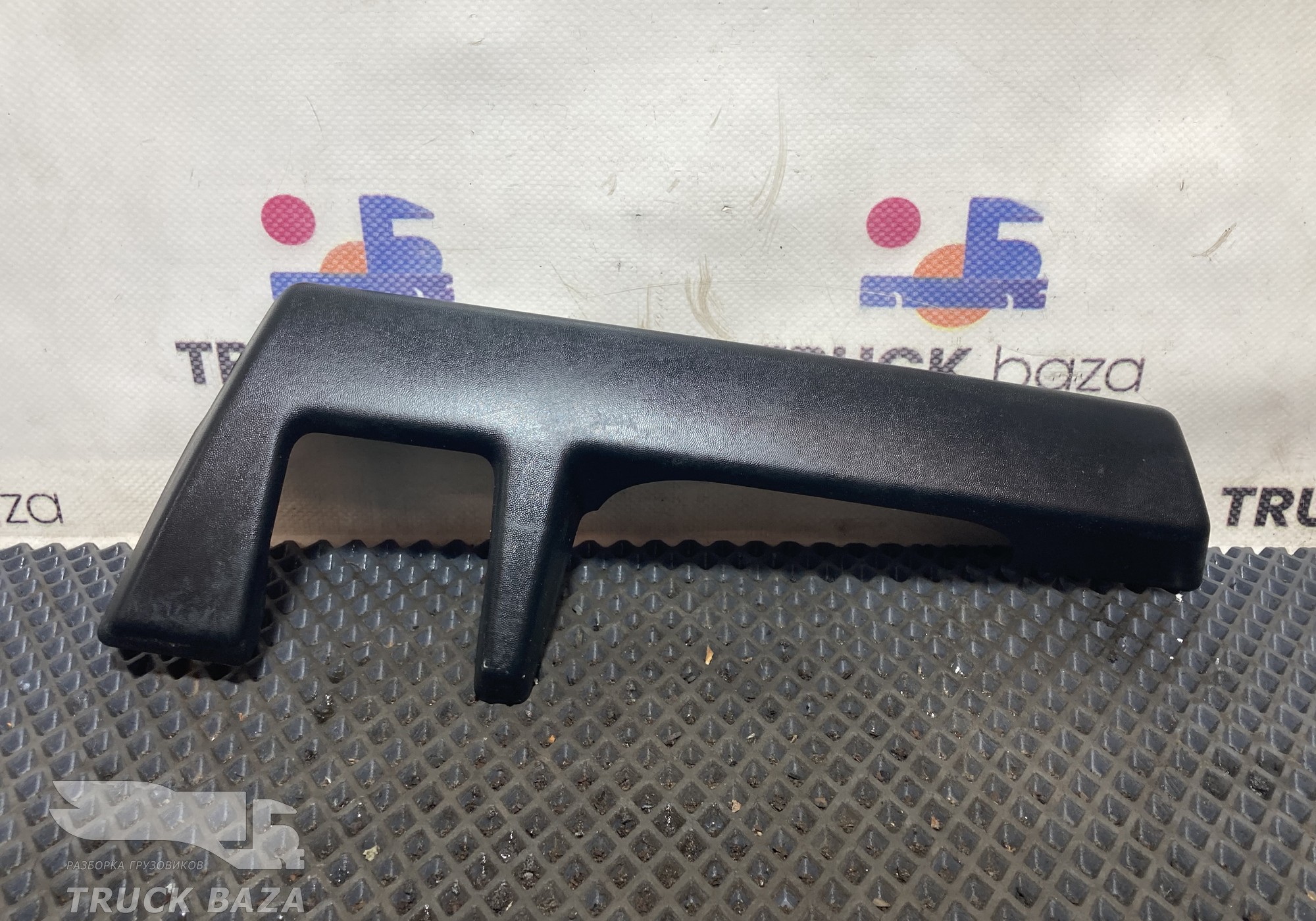 7482573244 Ручка держатель жабо правая для Renault T (с 2013)