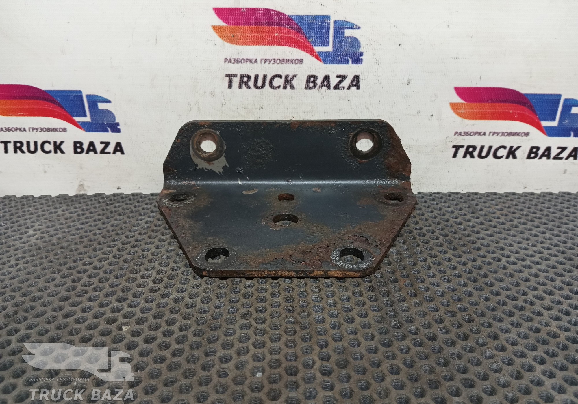 8130098 Кронштейн рессоры передней для Iveco
