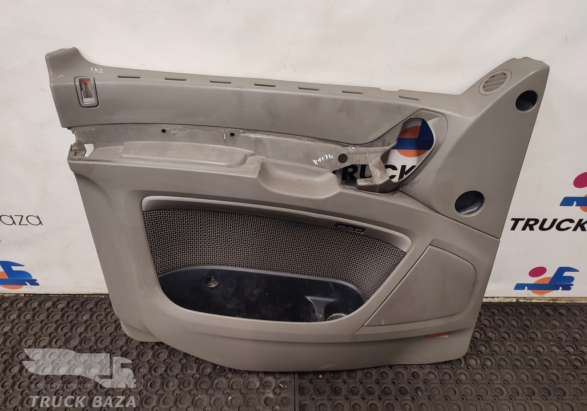 1679385 Обшивка двери левая