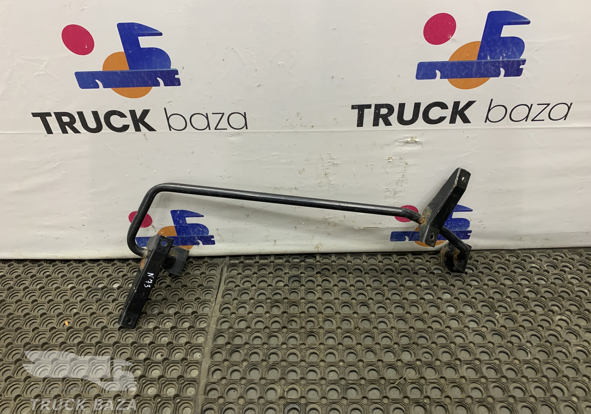 81629105321 Кронштейн верхнего спойлера левый